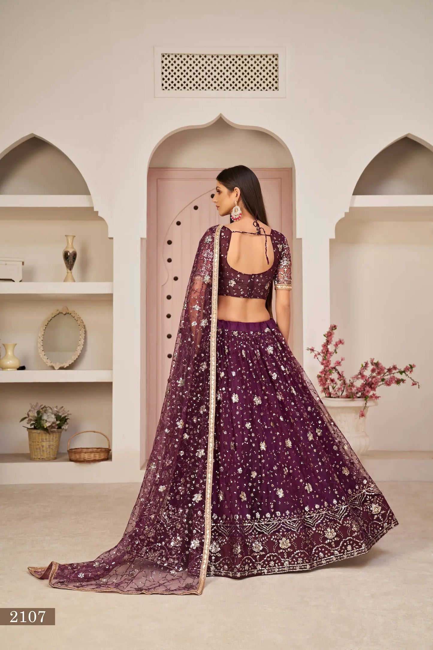 Lila Trauben-Lehenga-Choli mit weißer Baumwollfadenstickerei, Zari und Pailletten