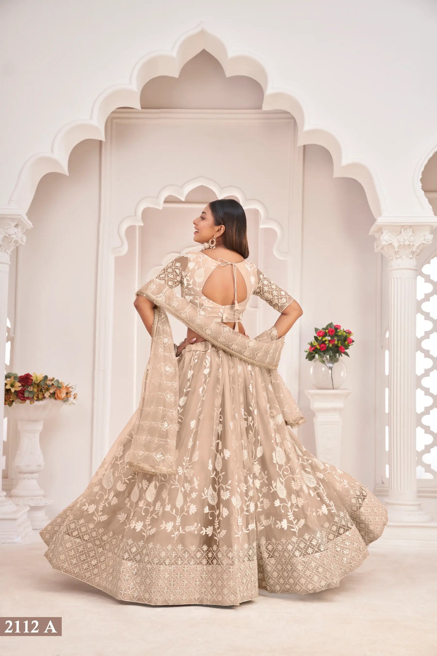 Lehenga Choli en filet beige avec broderie en fil de coton blanc, travail de zari et sequins