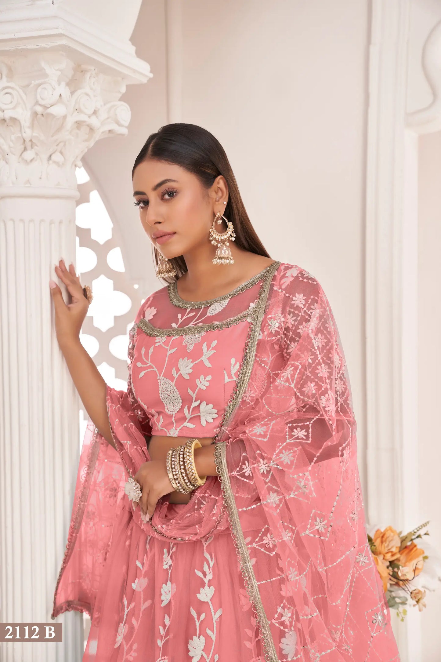 Lehenga Choli en filet rose poudré avec broderie en fil de coton blanc, travail de zari et sequins