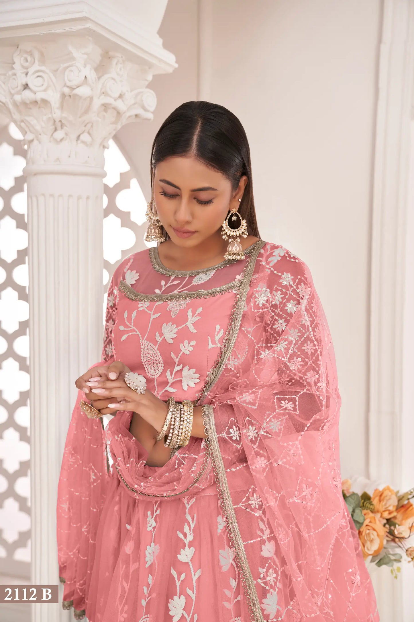 Lehenga Choli en filet rose poudré avec broderie en fil de coton blanc, travail de zari et sequins