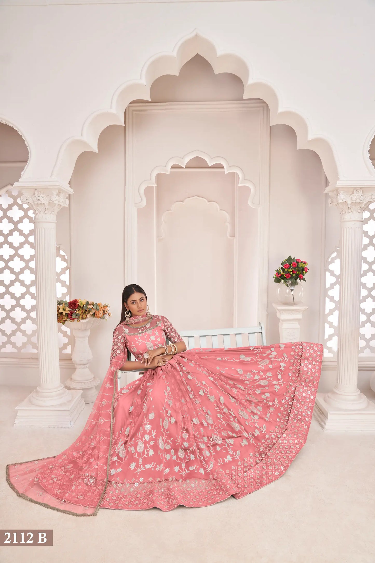 Lehenga Choli en filet rose poudré avec broderie en fil de coton blanc, travail de zari et sequins