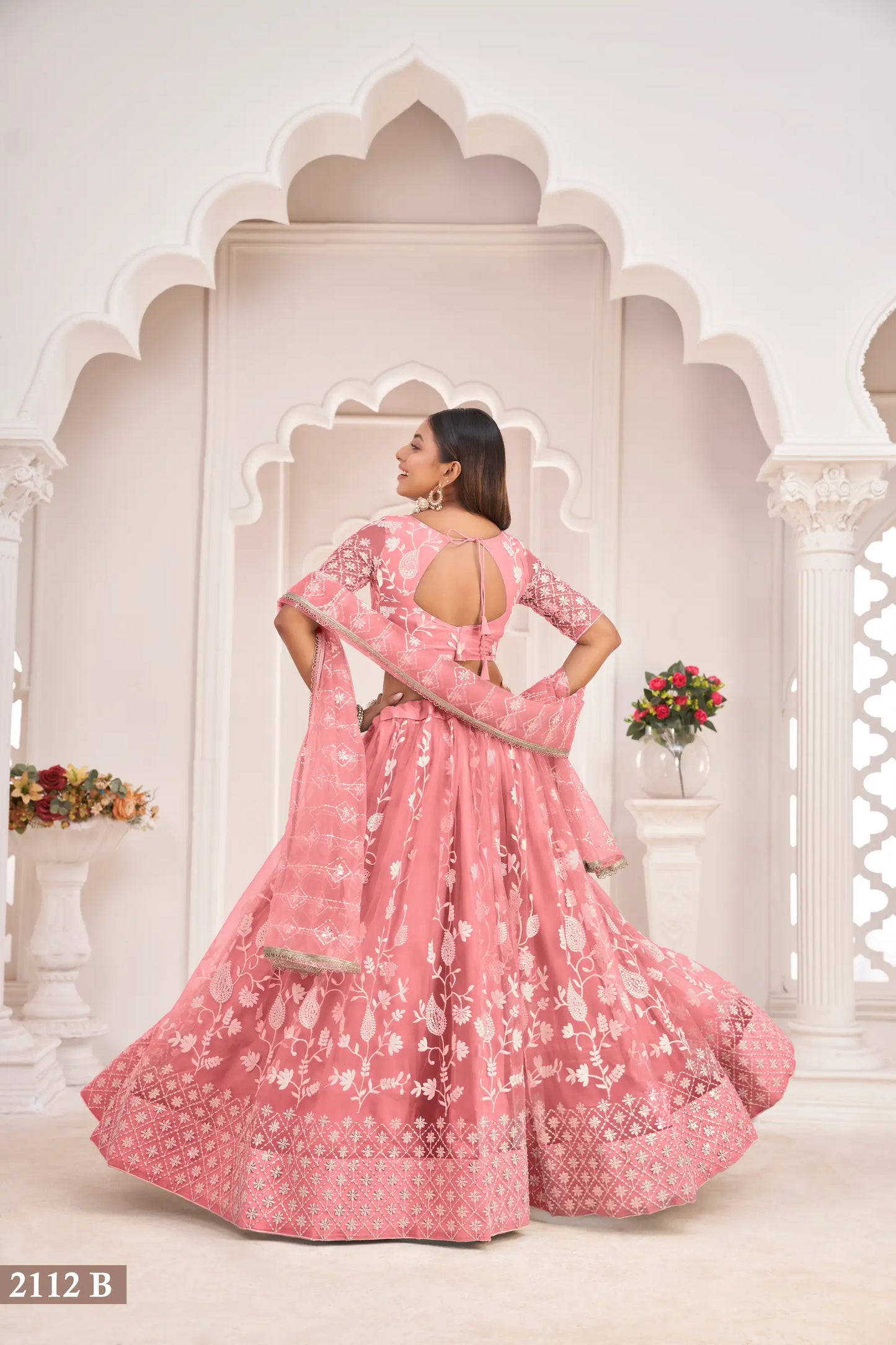 Lehenga Choli en filet rose poudré avec broderie en fil de coton blanc, travail de zari et sequins