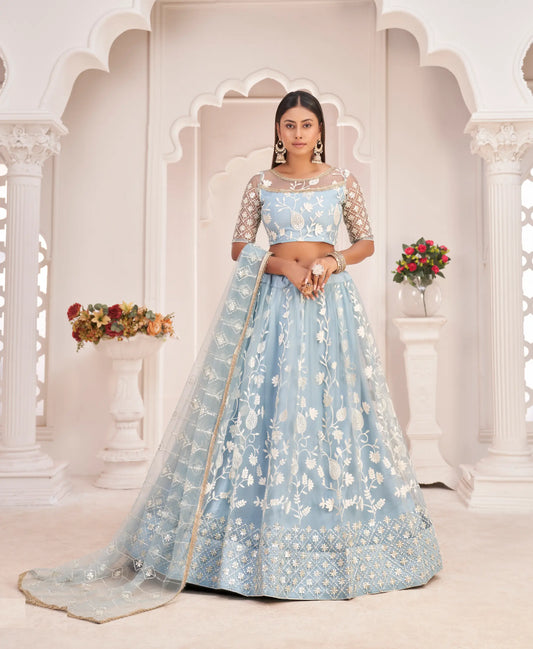 Lehenga Choli en filet bleu ciel clair avec broderie en fil de coton blanc, travail de zari et sequins