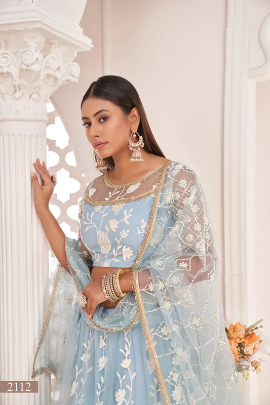Lehenga Choli en filet bleu ciel clair avec broderie en fil de coton blanc, travail de zari et sequins