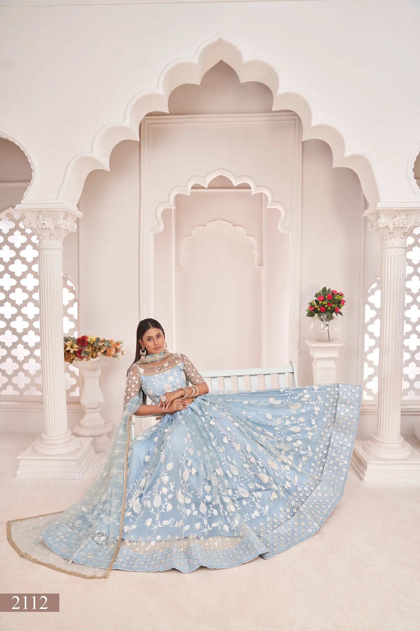 Lehenga Choli en filet bleu ciel clair avec broderie en fil de coton blanc, travail de zari et sequins