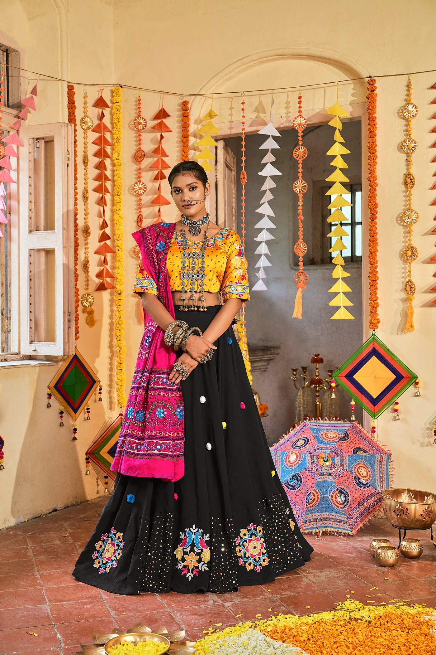 Lehenga Choli noir et jaune spécial Navratri traditionnel en coton maslin