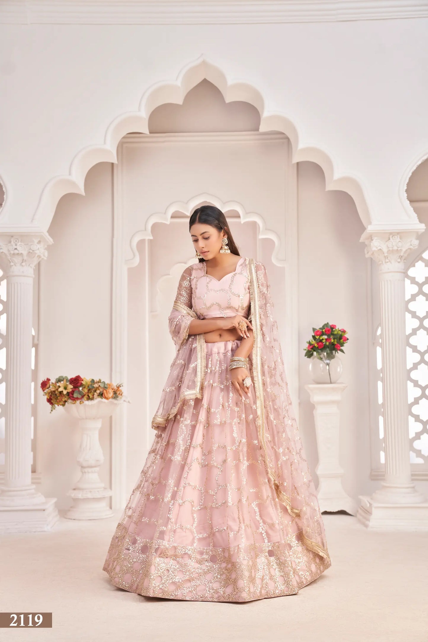 Lehenga Choli en filet couleur rose clair avec travail de zari et broderie de sequins