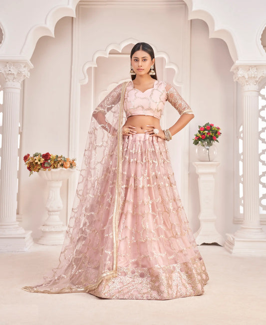 Lehenga Choli en filet couleur rose clair avec travail de zari et broderie de sequins