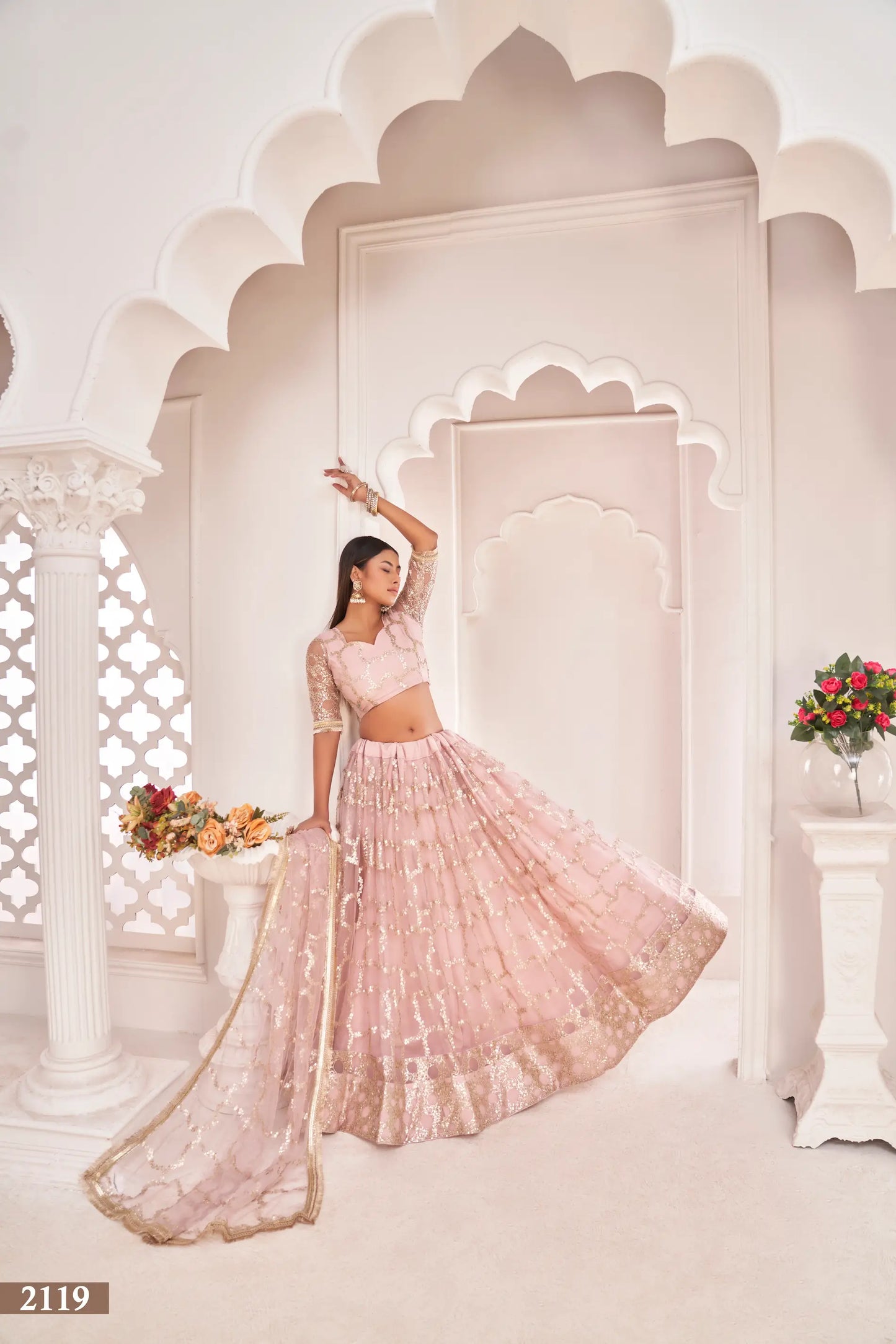 Lehenga Choli en filet couleur rose clair avec travail de zari et broderie de sequins