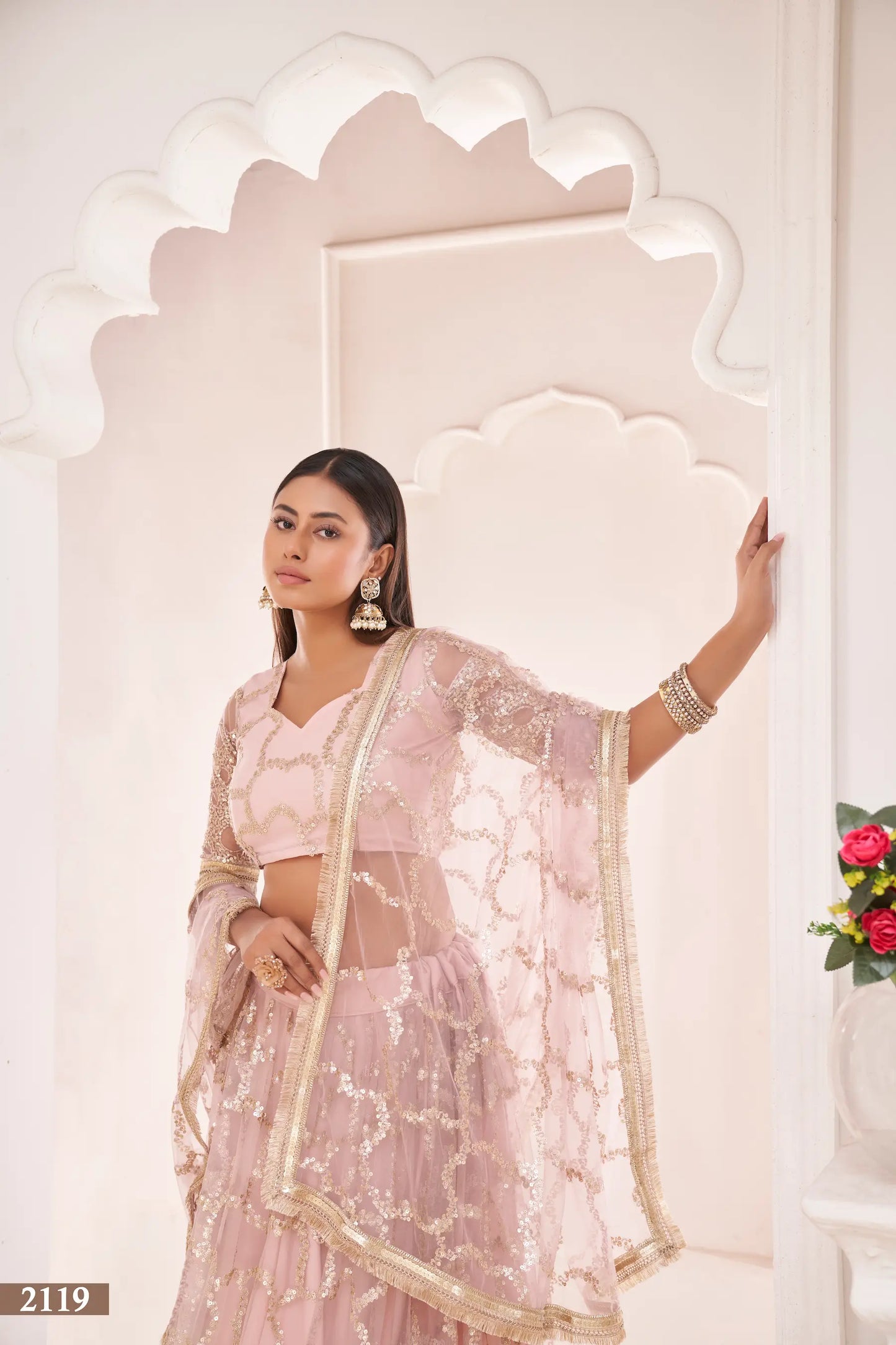 Lehenga Choli en filet couleur rose clair avec travail de zari et broderie de sequins