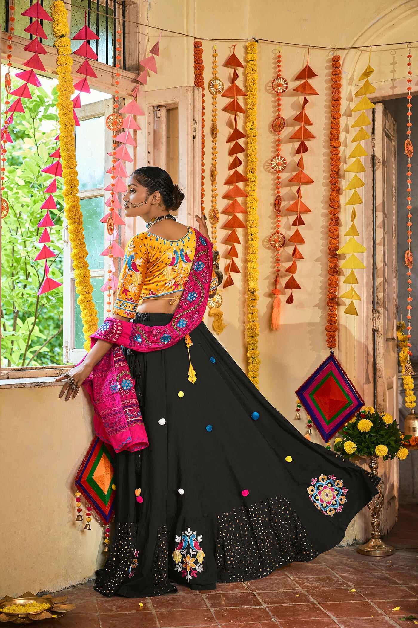 Lehenga Choli noir et jaune spécial Navratri traditionnel en coton maslin