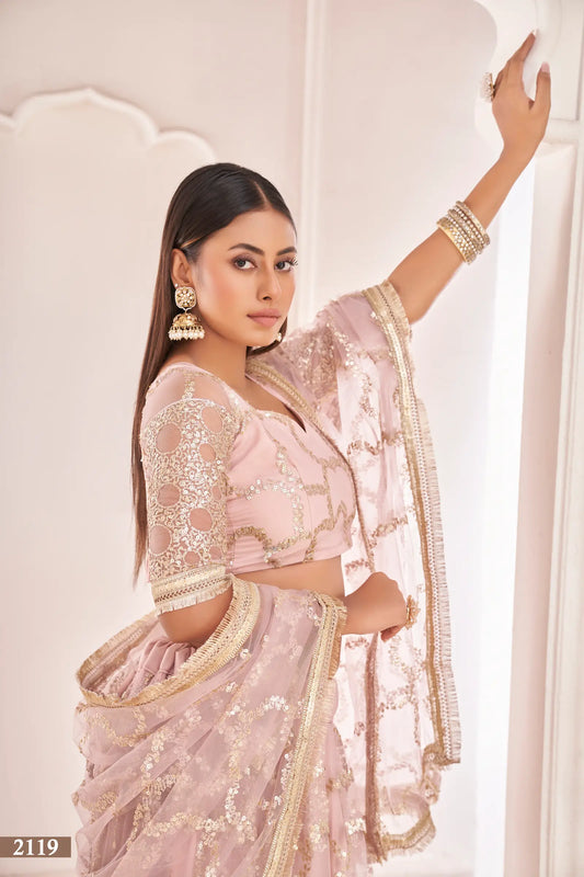 Lehenga Choli en filet couleur rose clair avec travail de zari et broderie de sequins