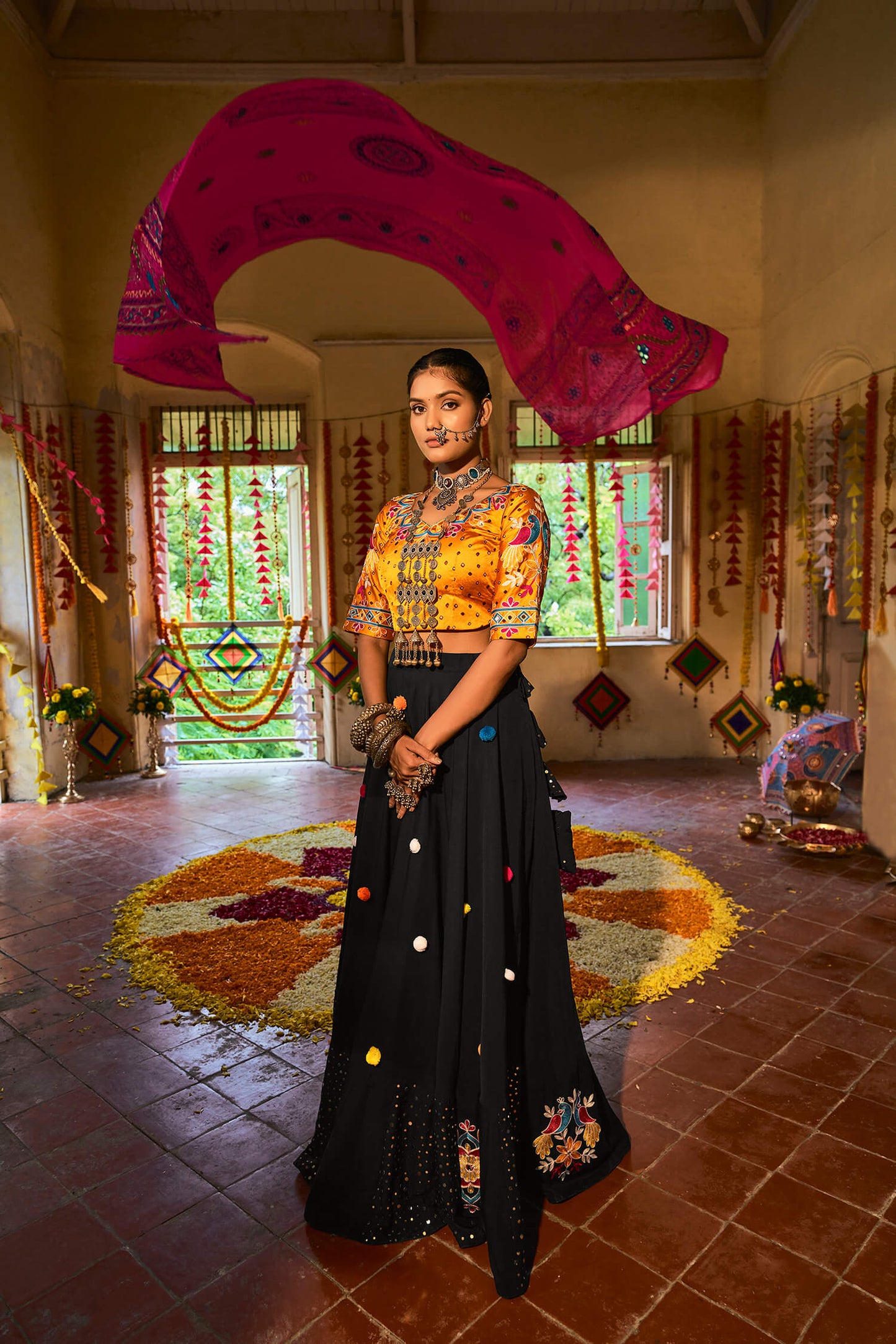 Lehenga Choli noir et jaune spécial Navratri traditionnel en coton maslin