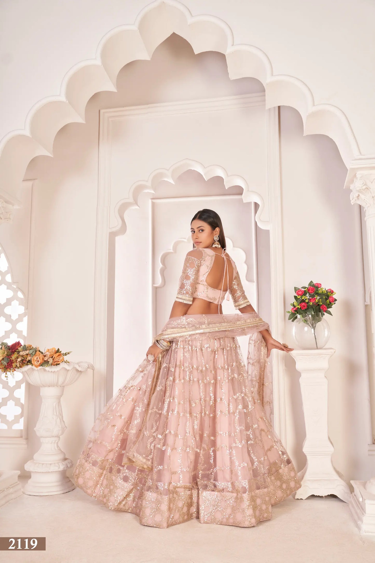 Lehenga Choli en filet couleur rose clair avec travail de zari et broderie de sequins