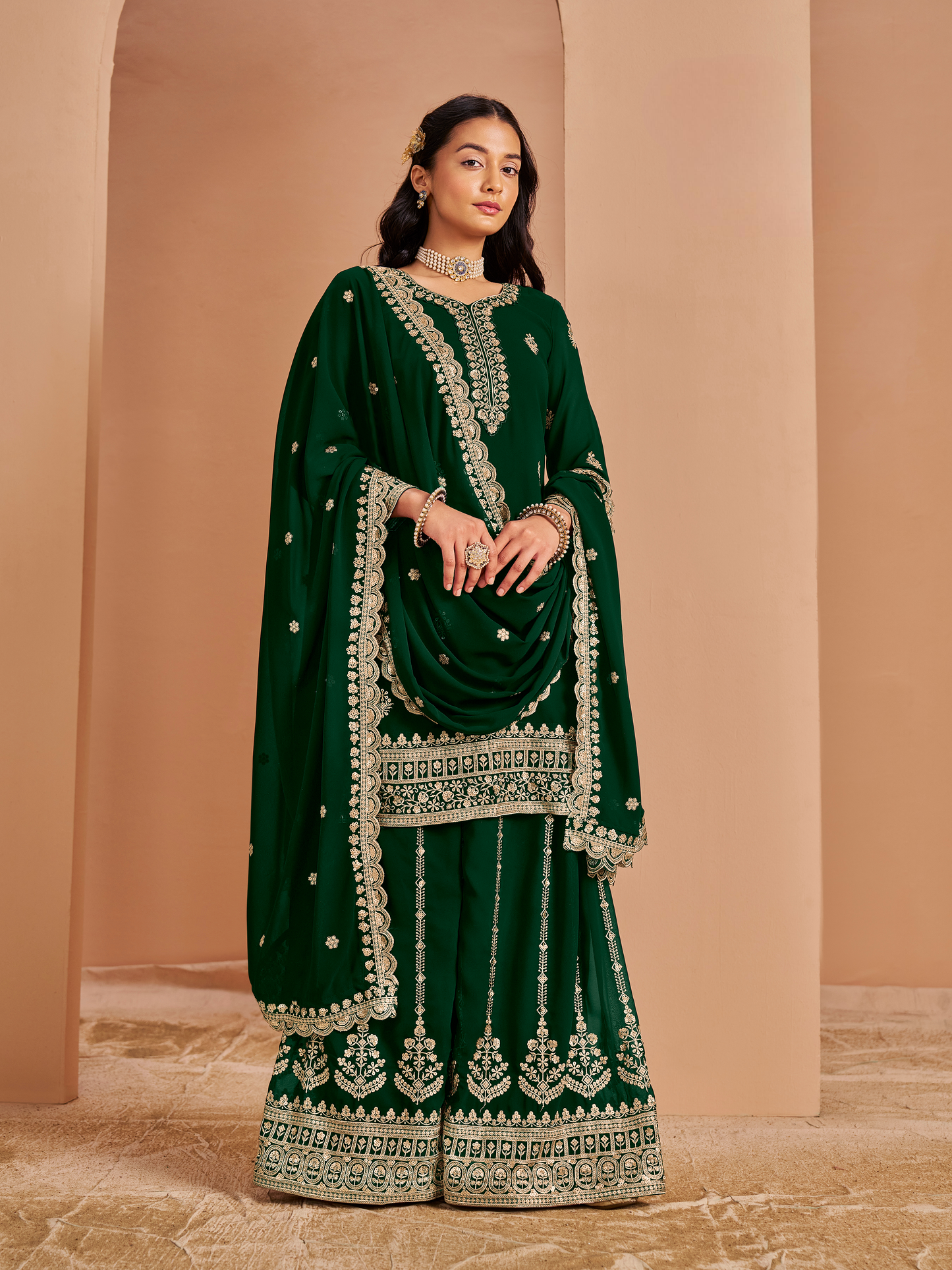 Grüner festlicher Salwar-Anzug aus Georgette-Imitat