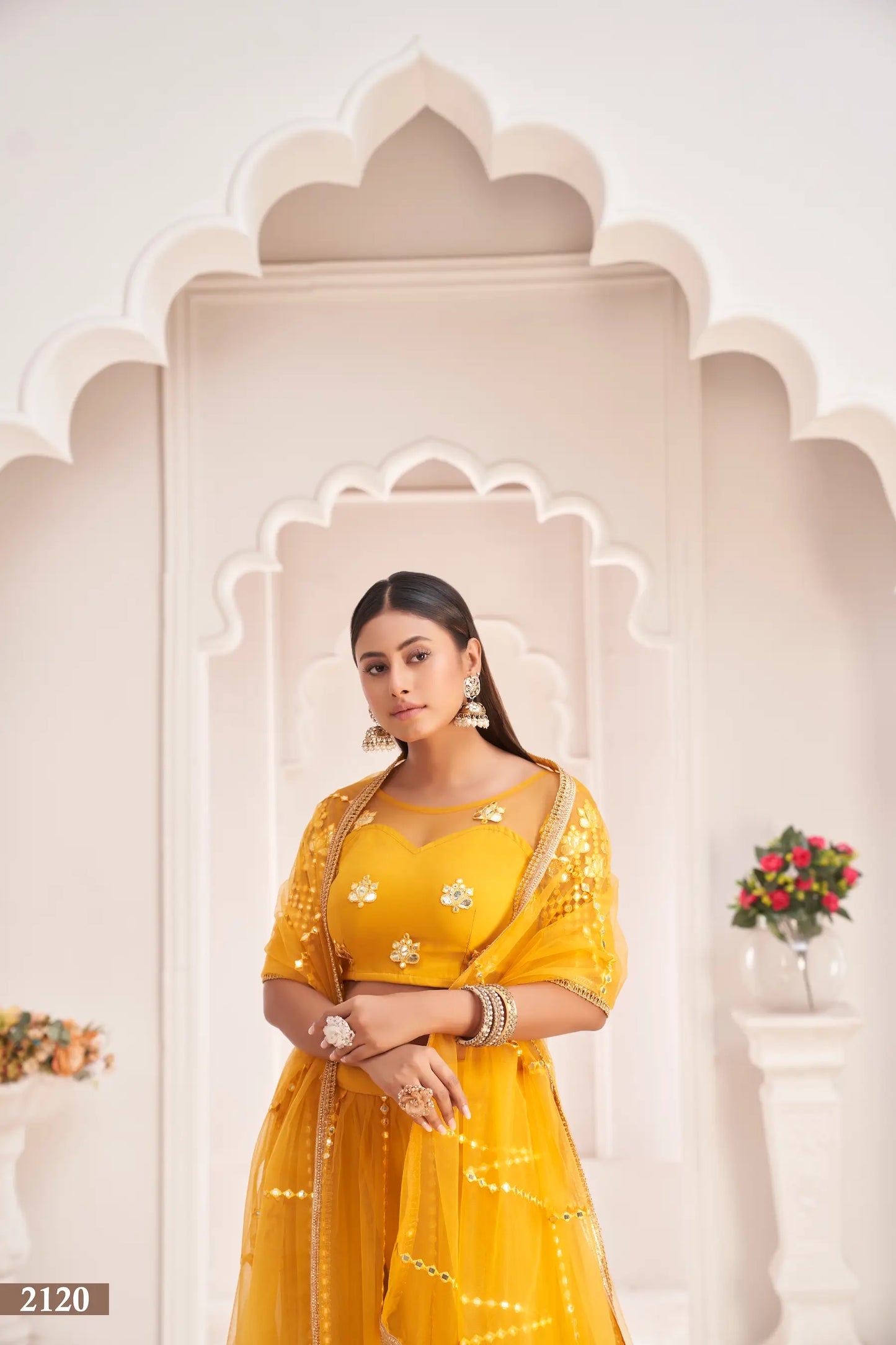 Lehenga Choli en filet jaune miel avec broderie au fil et travail au miroir en papier