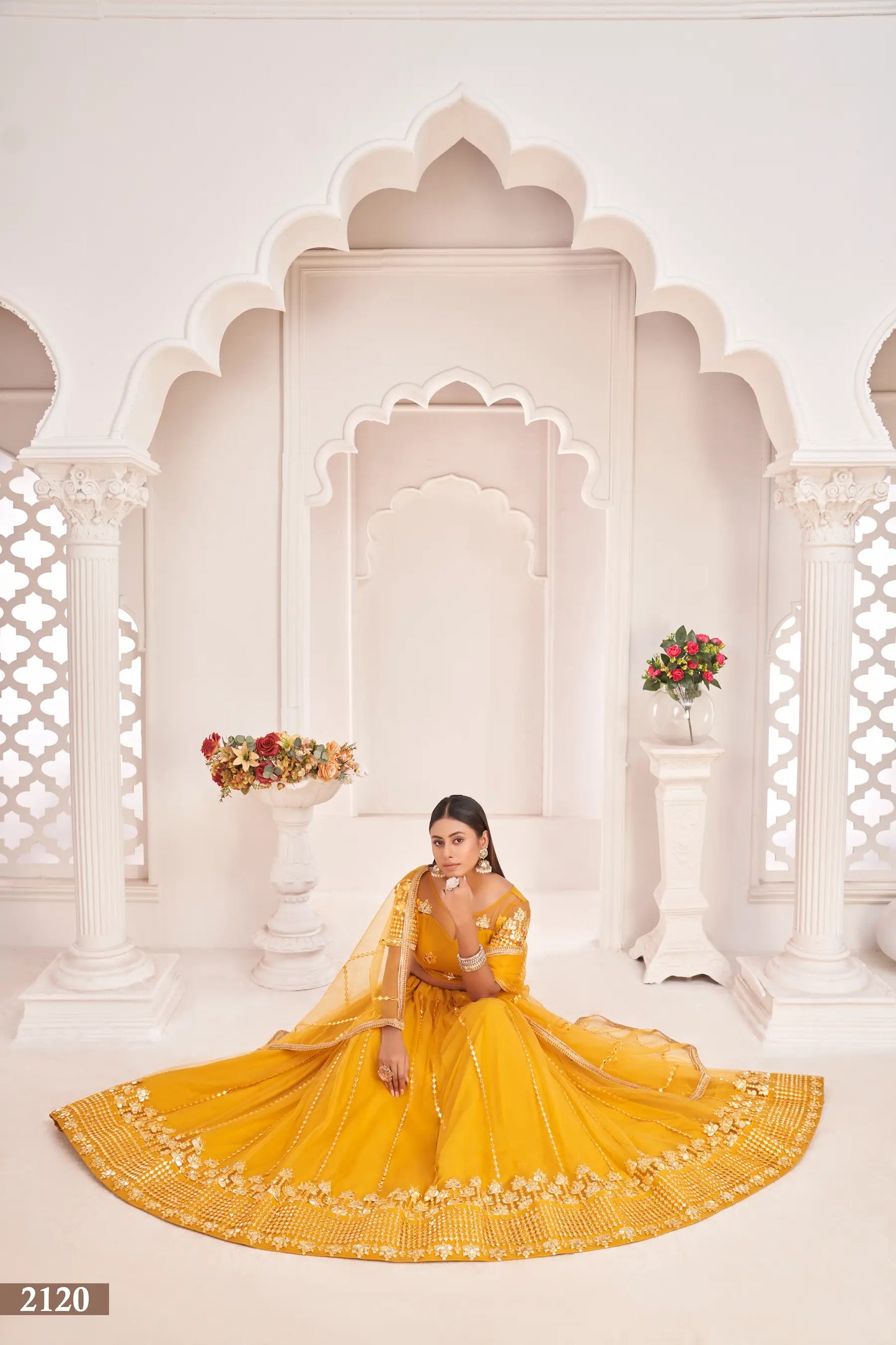 Lehenga Choli en filet jaune miel avec broderie au fil et travail au miroir en papier