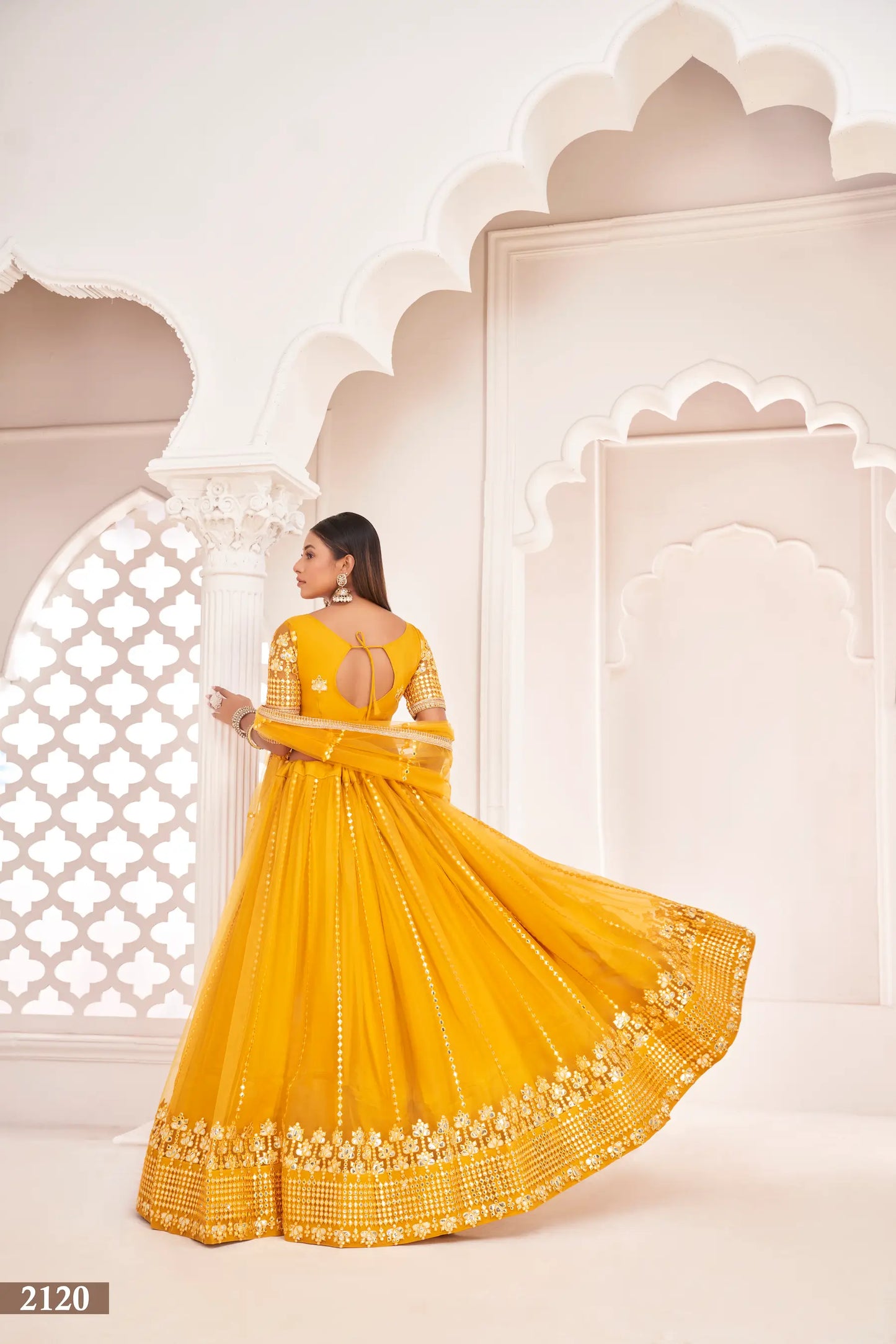 Lehenga Choli en filet jaune miel avec broderie au fil et travail au miroir en papier
