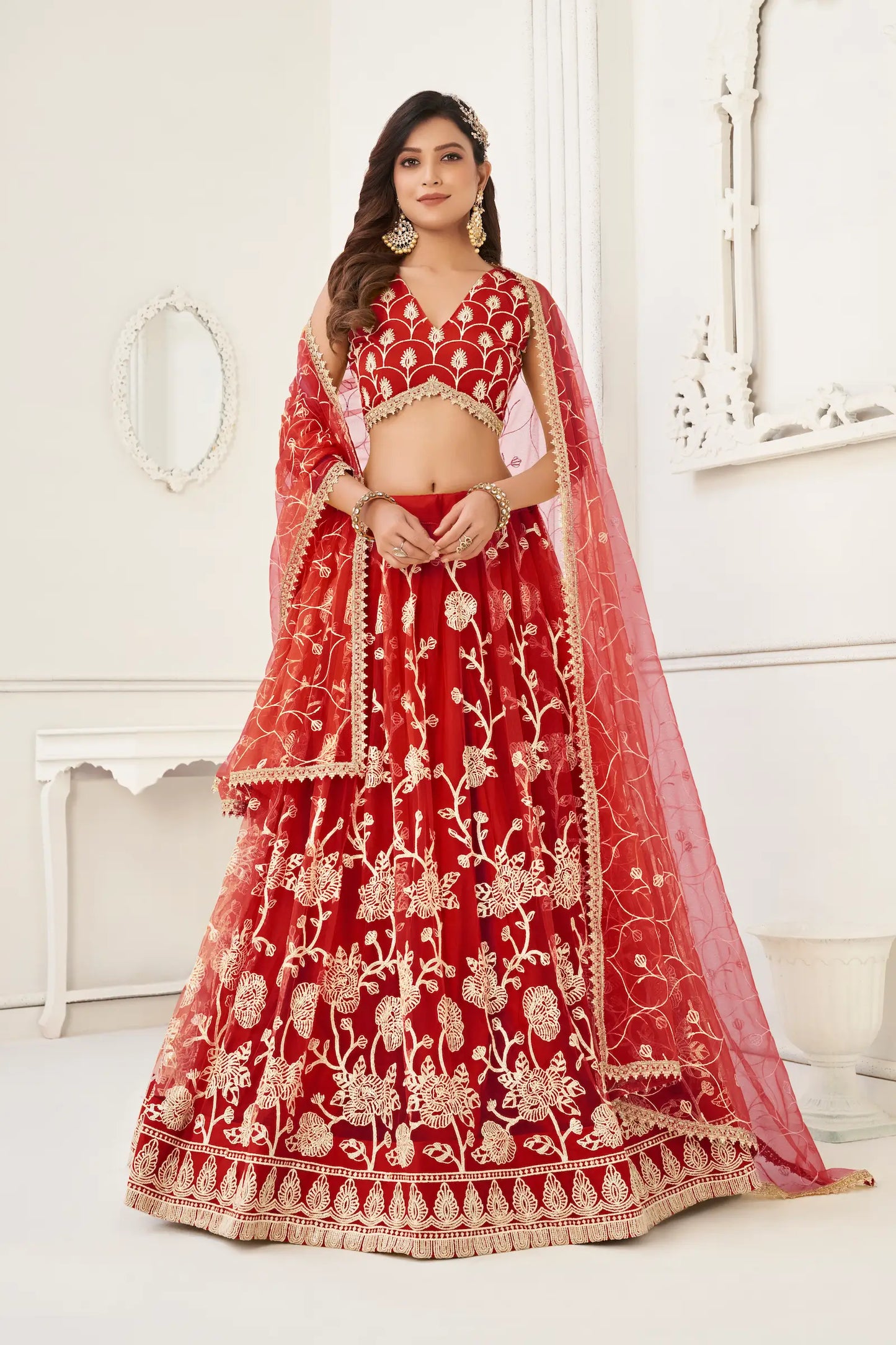 Lehenga Choli en filet rouge avec broderie en fil de coton blanc, travail en zari et sequins