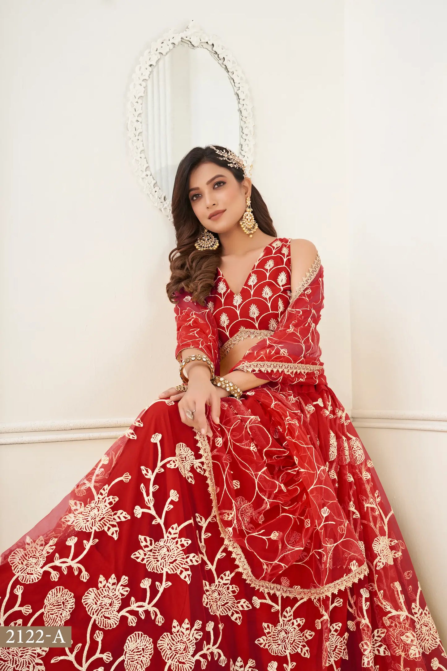 Lehenga Choli en filet rouge avec broderie en fil de coton blanc, travail en zari et sequins