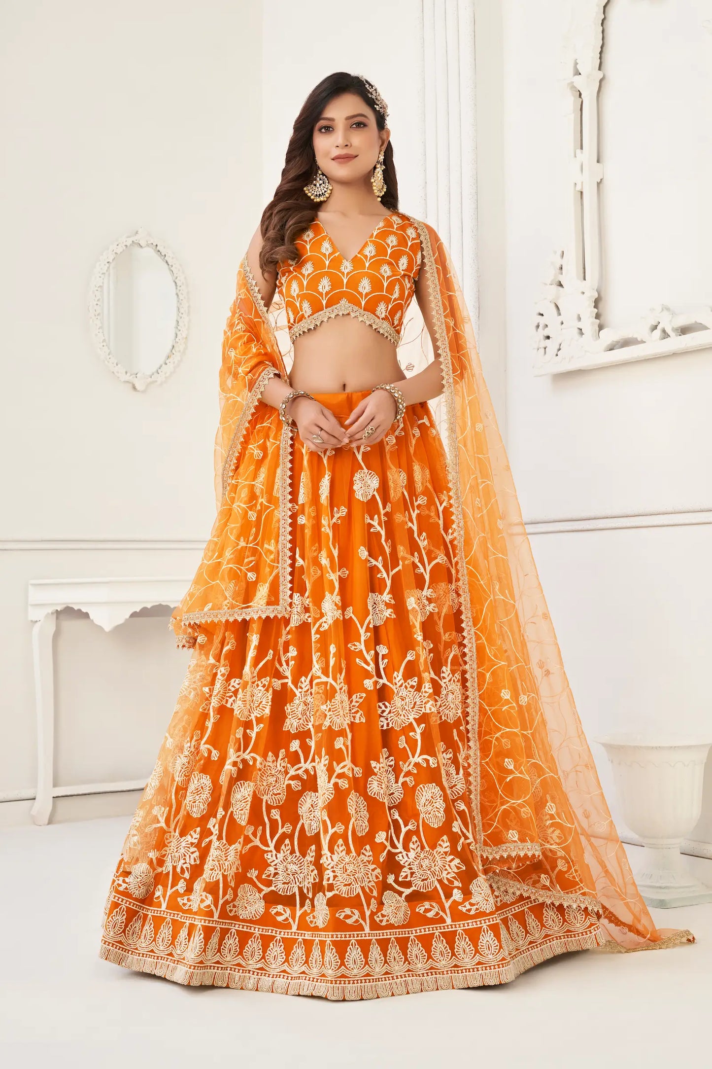 Lehenga Choli en filet orange avec broderie en fil de coton blanc, travail en zari et broderie de sequins