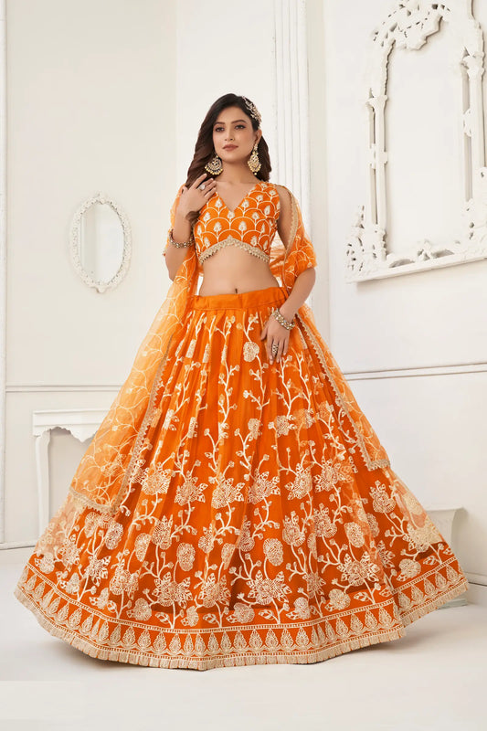 Lehenga Choli en filet orange avec broderie en fil de coton blanc, travail en zari et broderie de sequins