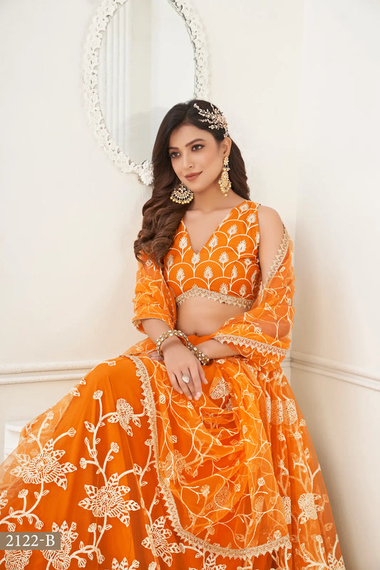 Lehenga Choli en filet orange avec broderie en fil de coton blanc, travail en zari et broderie de sequins
