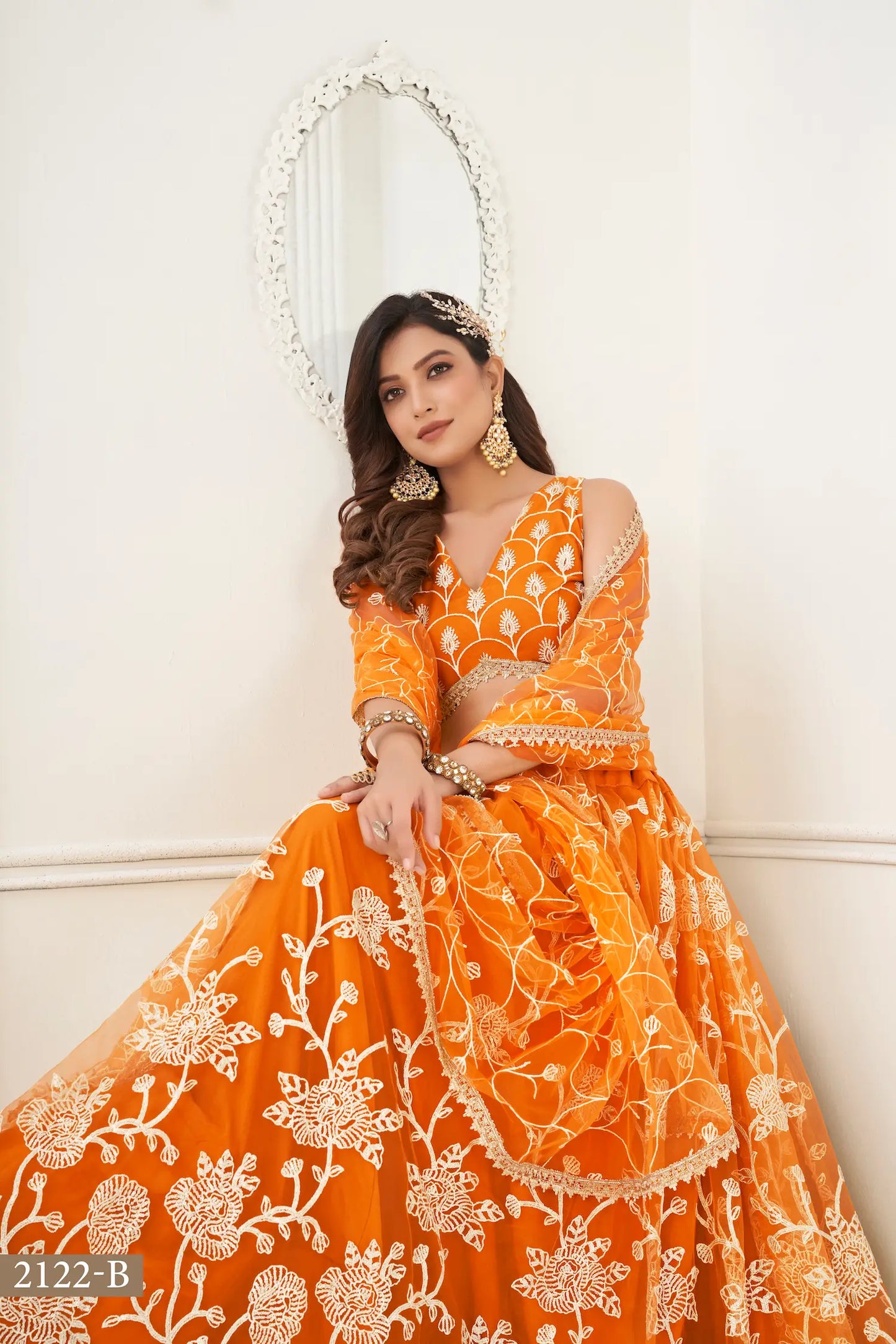 Lehenga Choli en filet orange avec broderie en fil de coton blanc, travail en zari et broderie de sequins
