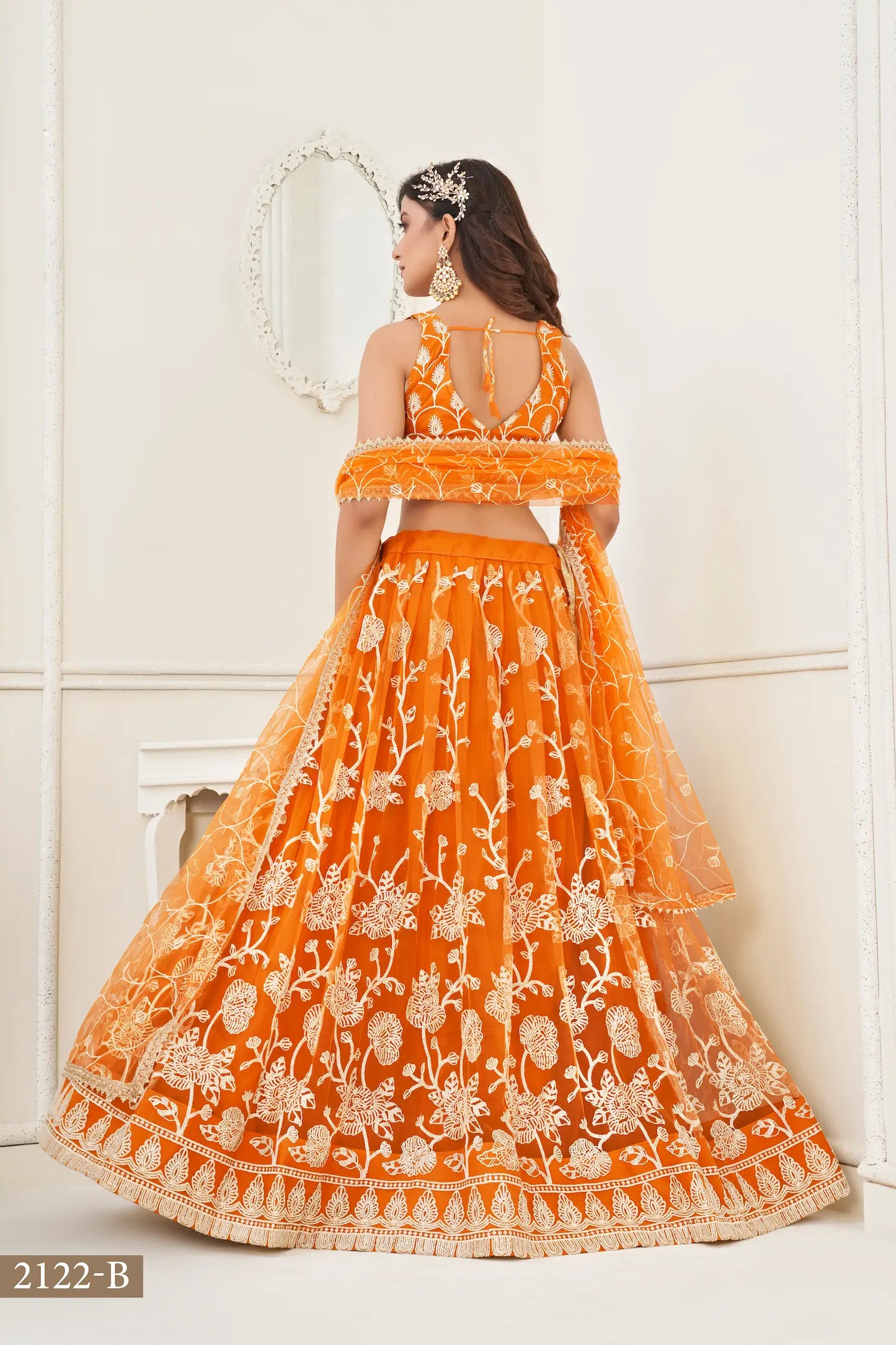 Lehenga Choli en filet orange avec broderie en fil de coton blanc, travail en zari et broderie de sequins