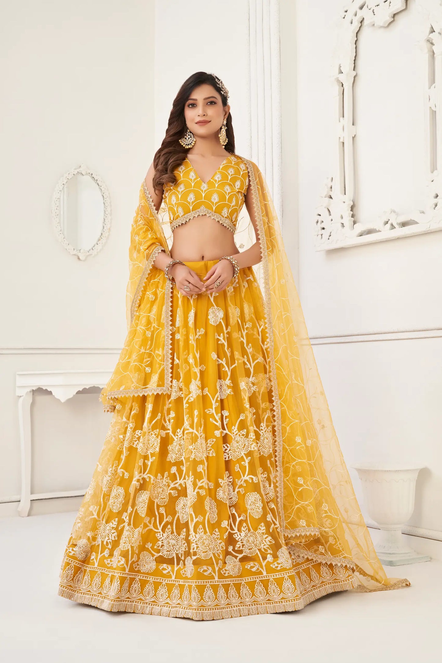 Lehenga Choli en filet jaune avec broderie en fil de coton blanc, travail en zari et broderie de sequins