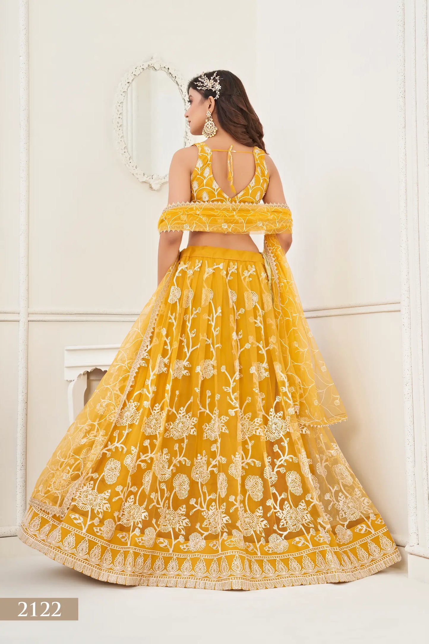 Lehenga Choli en filet jaune avec broderie en fil de coton blanc, travail en zari et broderie de sequins