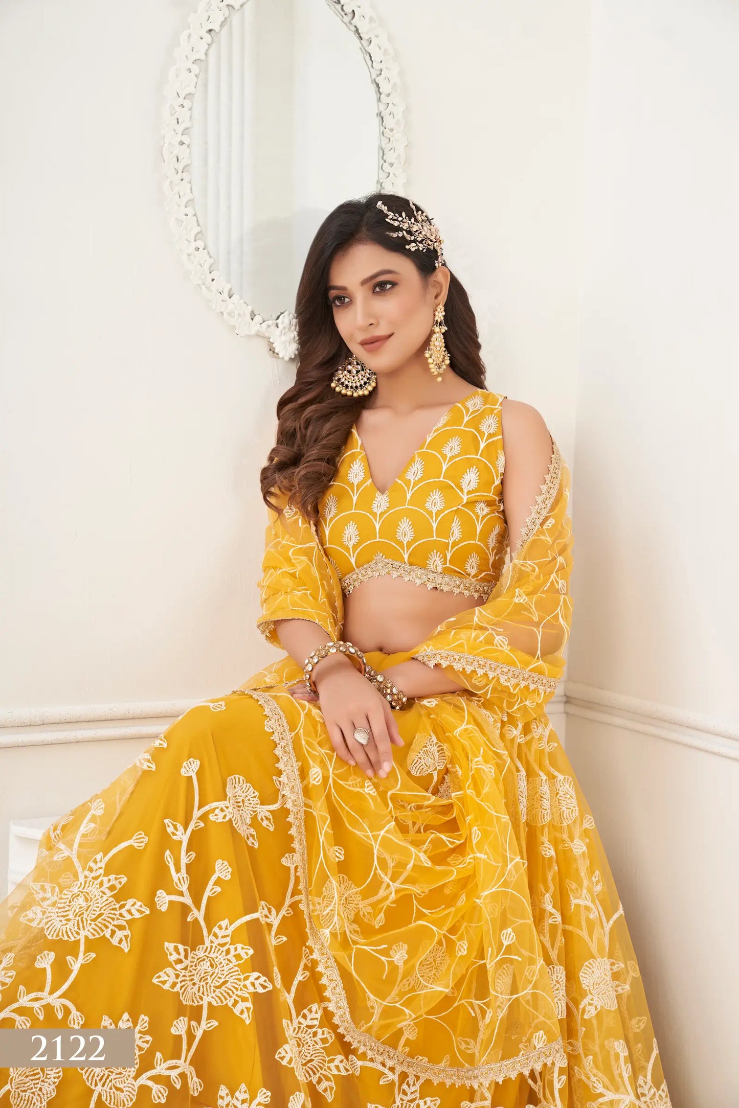 Lehenga Choli en filet jaune avec broderie en fil de coton blanc, travail en zari et broderie de sequins