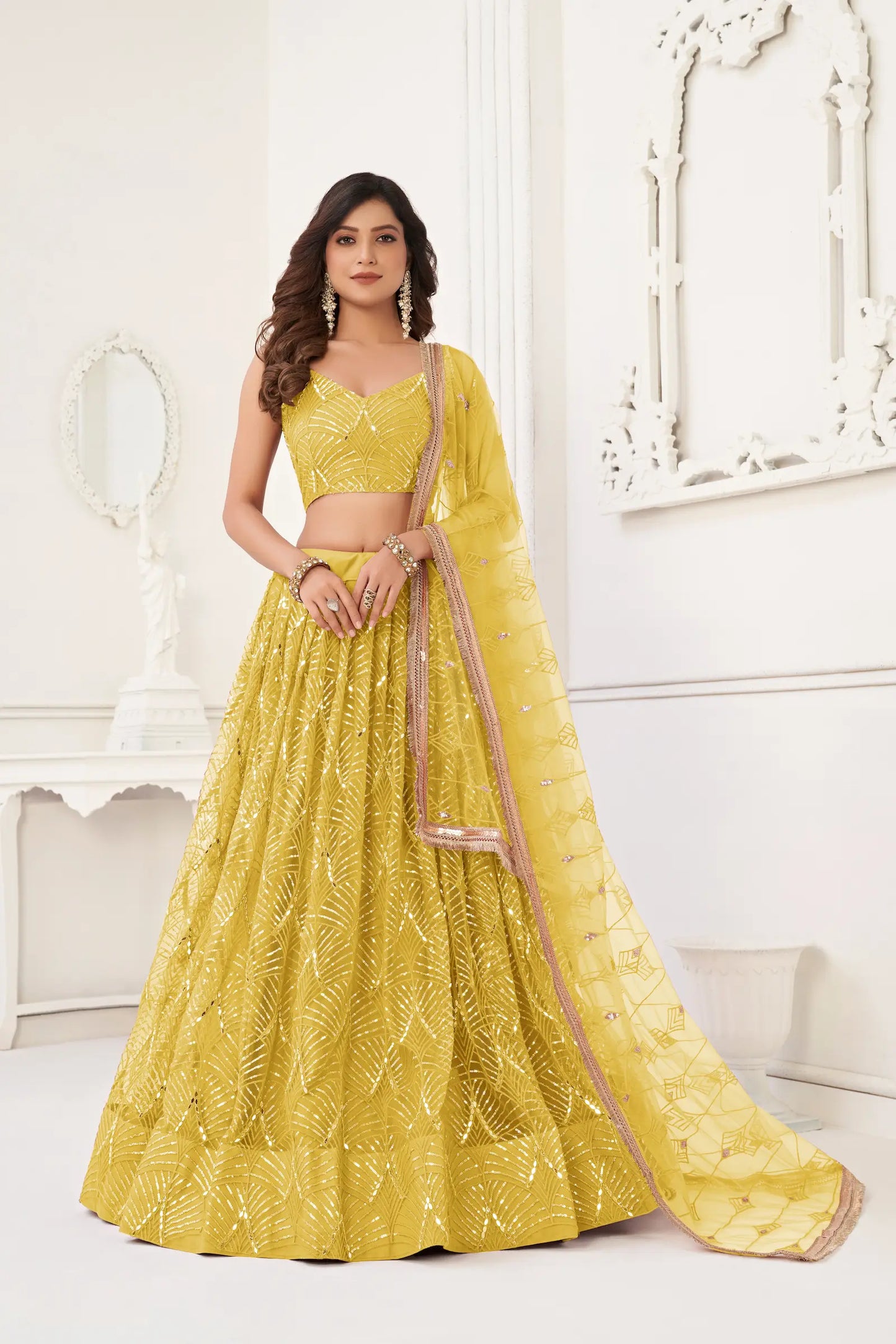 Gelbes Netz-Lehenga-Choli mit Fadenstickerei, Spiegelarbeit und Paillettenstickerei