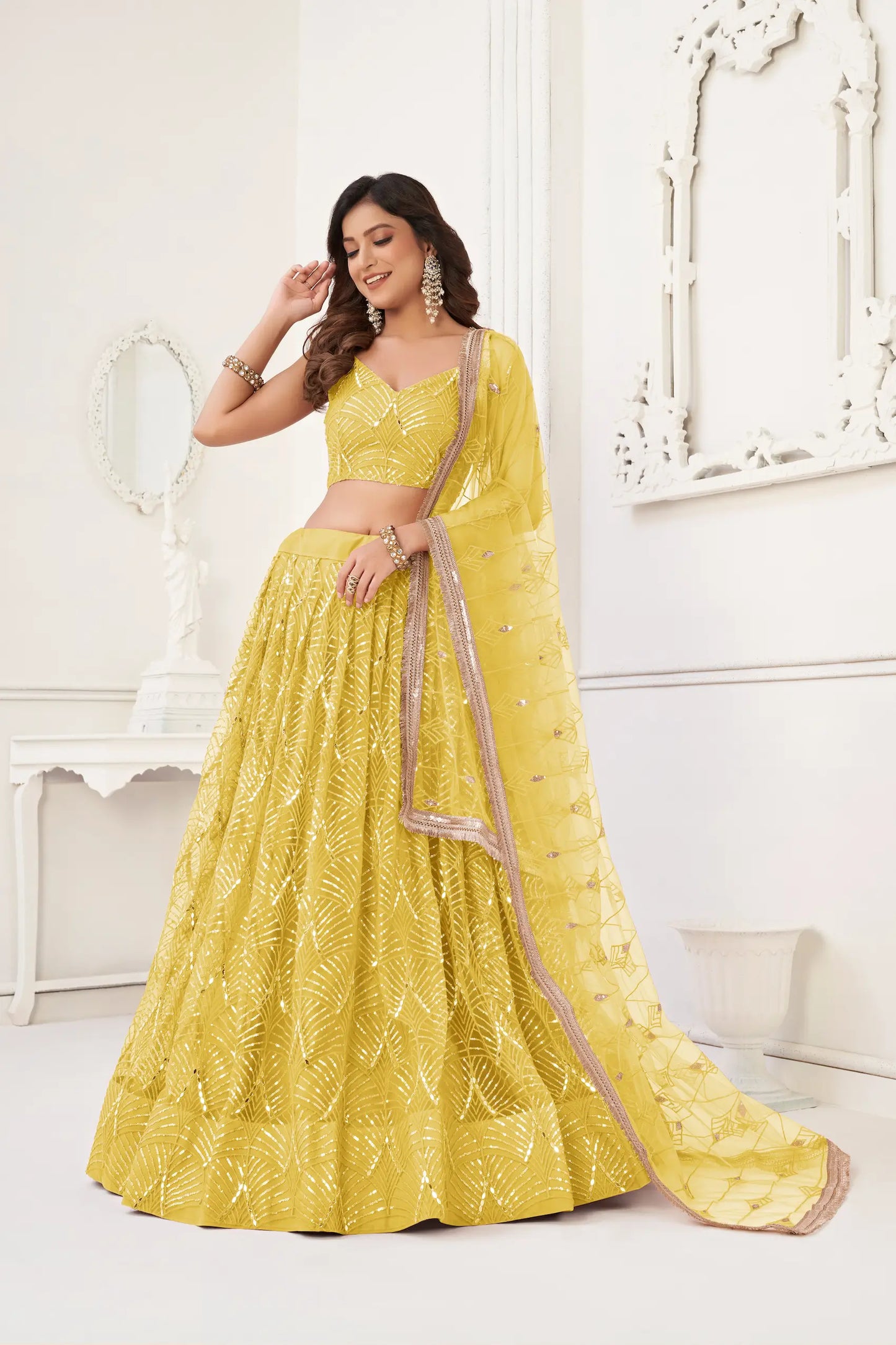 Gelbes Netz-Lehenga-Choli mit Fadenstickerei, Spiegelarbeit und Paillettenstickerei