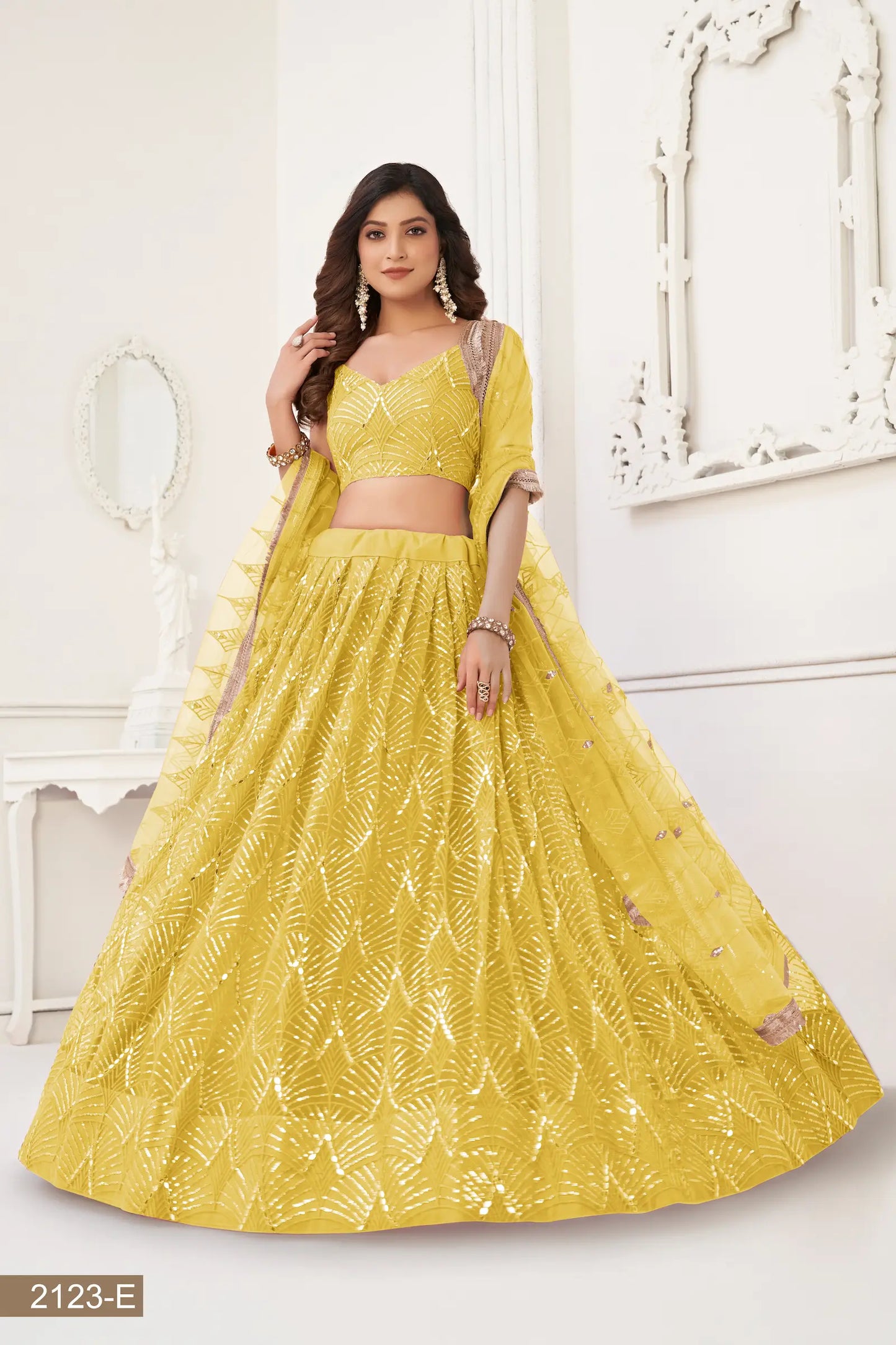 Gelbes Netz-Lehenga-Choli mit Fadenstickerei, Spiegelarbeit und Paillettenstickerei