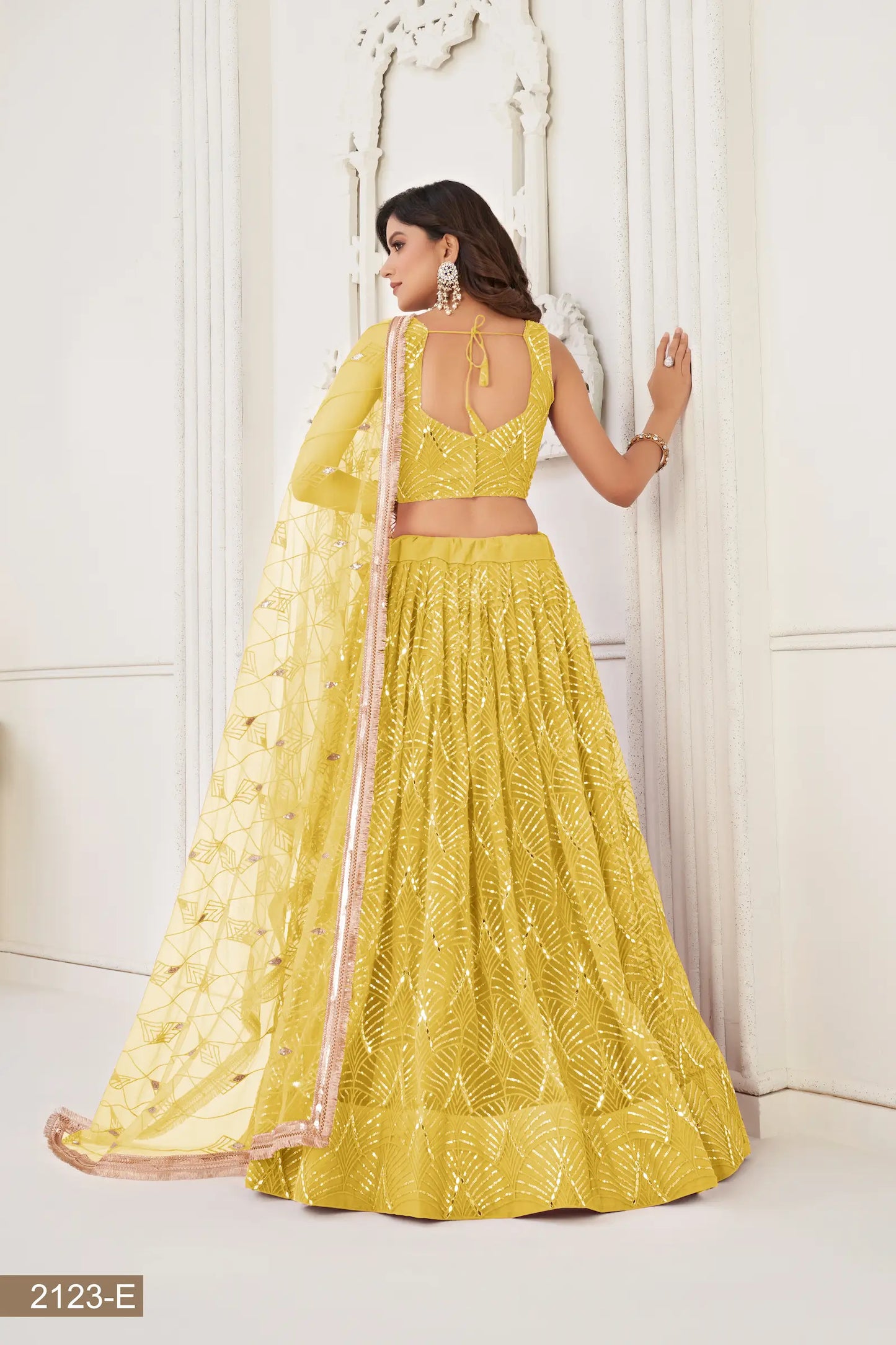 Gelbes Netz-Lehenga-Choli mit Fadenstickerei, Spiegelarbeit und Paillettenstickerei