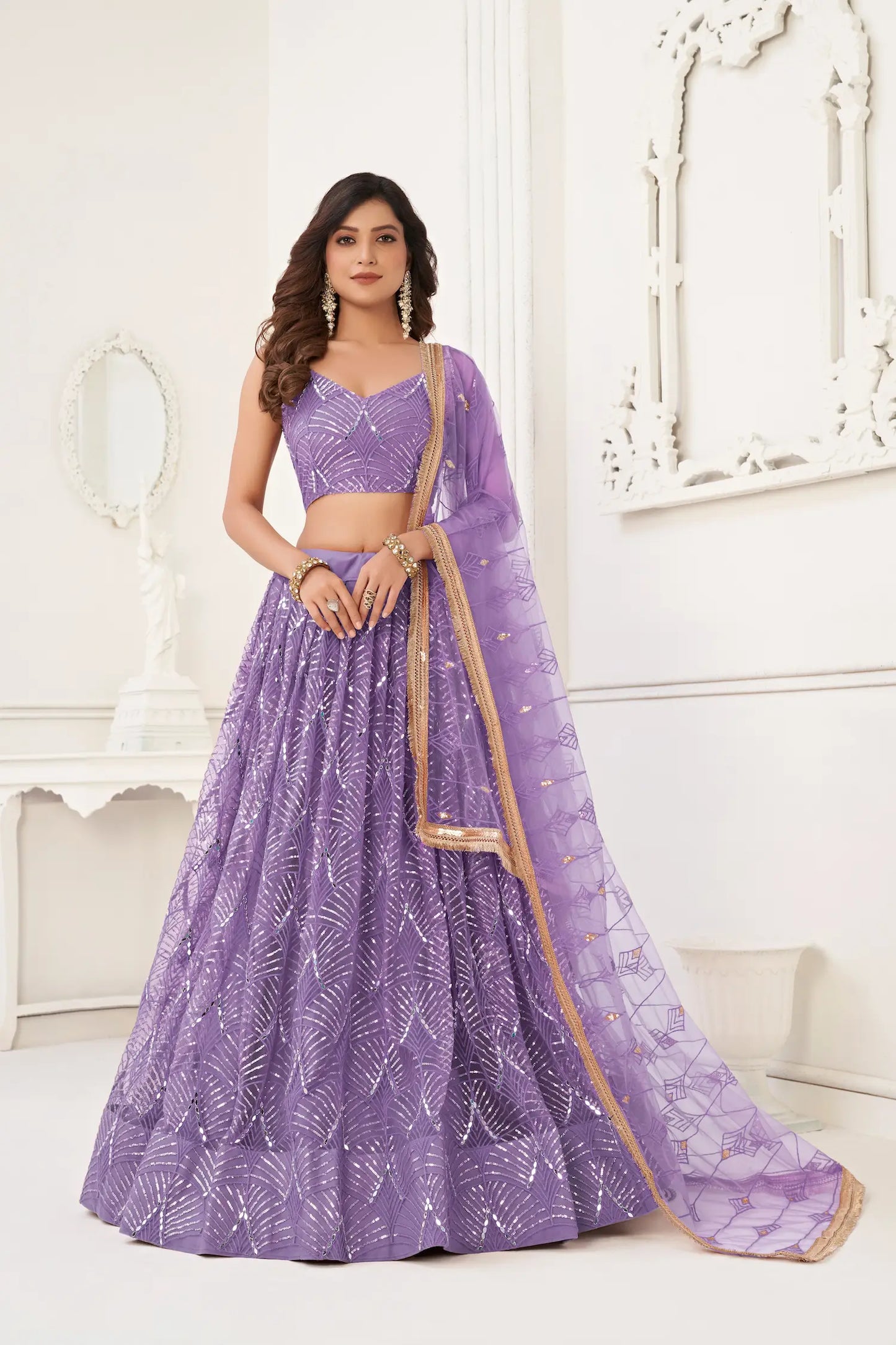 Lehenga Choli en filet lavande avec broderie au fil, travail de miroirs et broderie de sequins