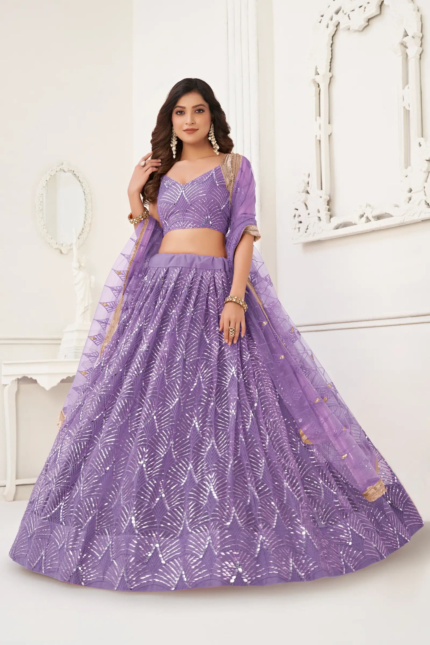 Lehenga Choli en filet lavande avec broderie au fil, travail de miroirs et broderie de sequins