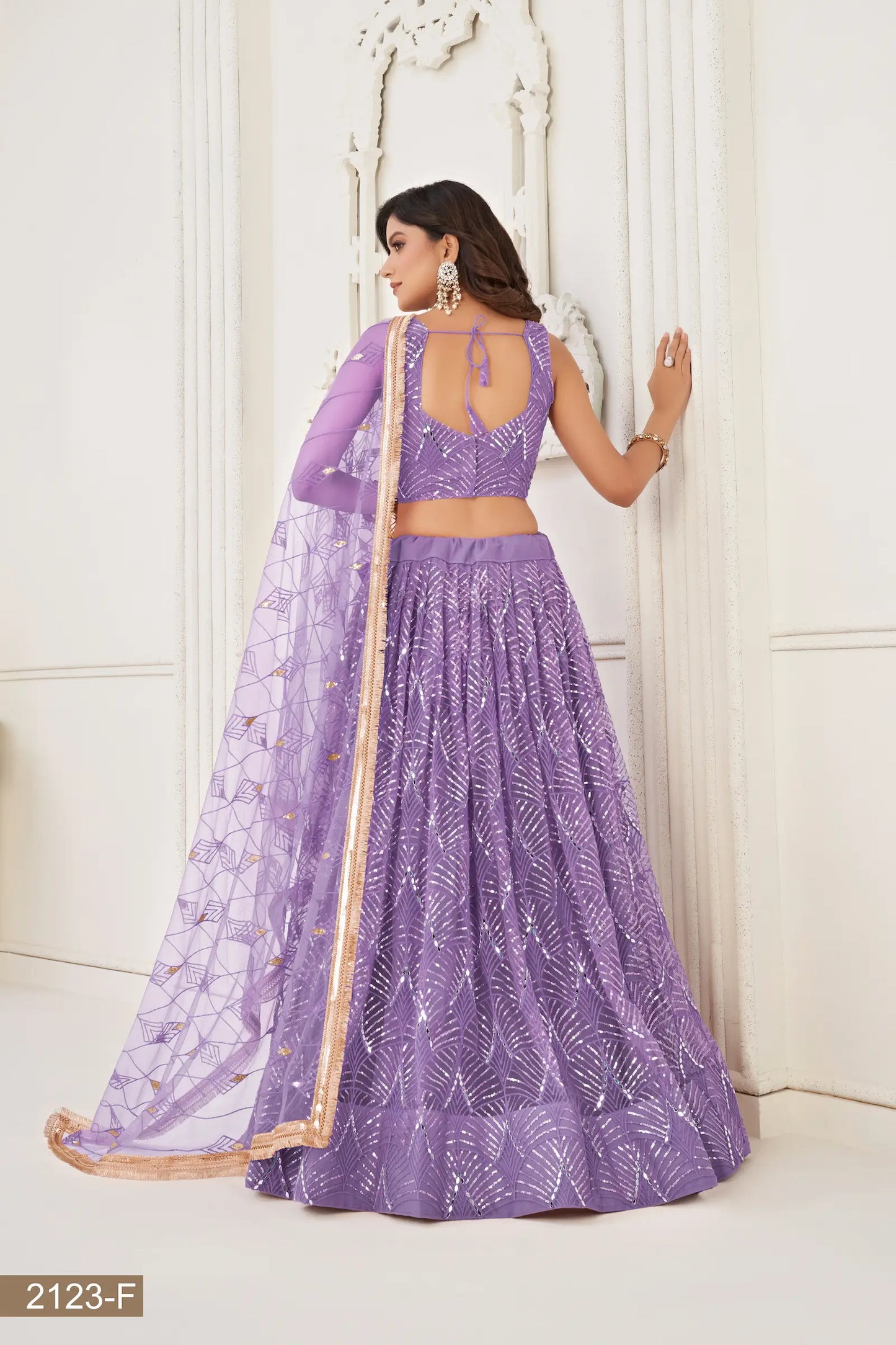 Lehenga Choli en filet lavande avec broderie au fil, travail de miroirs et broderie de sequins