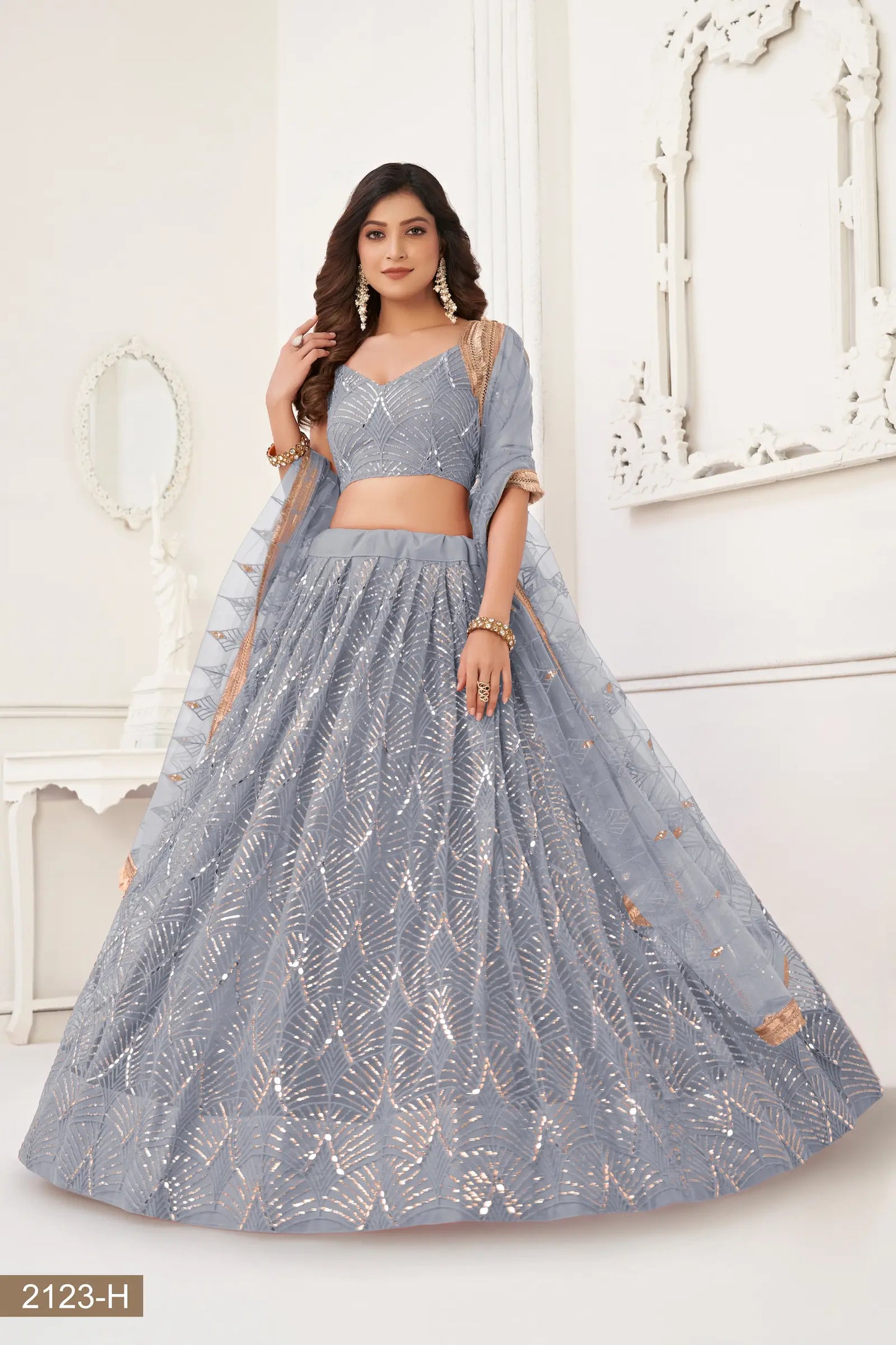 Lehenga Choli en filet gris clair avec broderie au fil, travail de miroirs et broderie de sequins