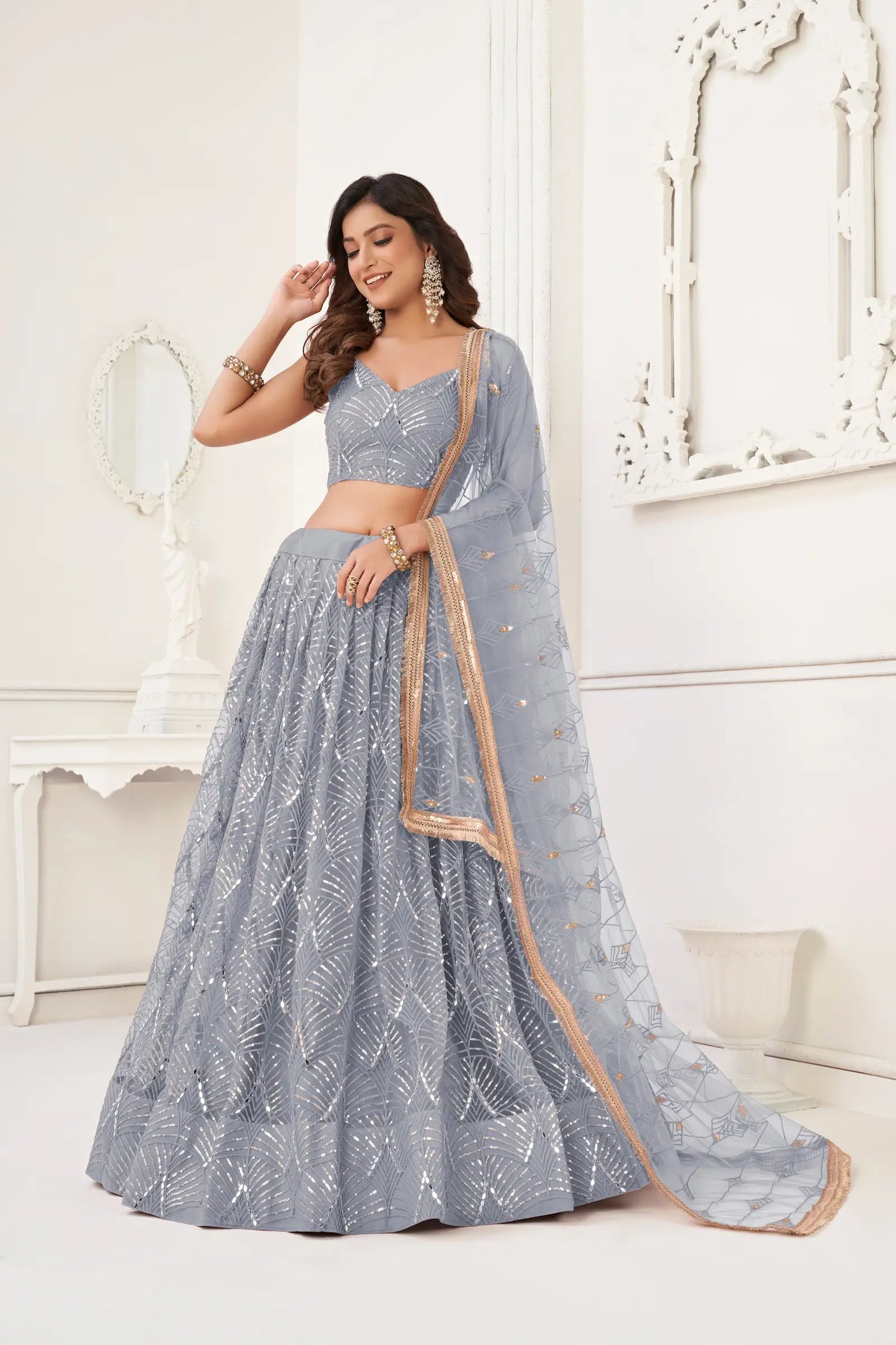Lehenga Choli en filet gris clair avec broderie au fil, travail de miroirs et broderie de sequins