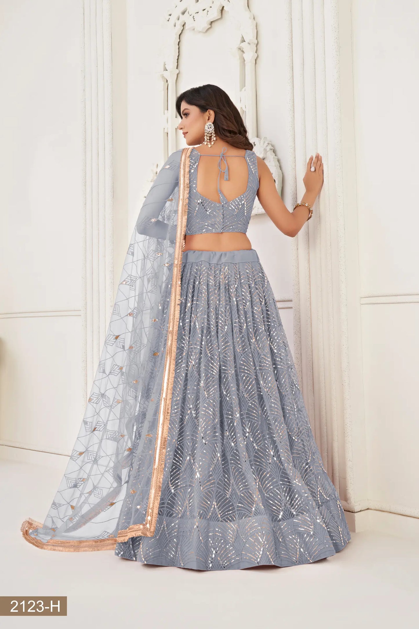 Lehenga Choli en filet gris clair avec broderie au fil, travail de miroirs et broderie de sequins