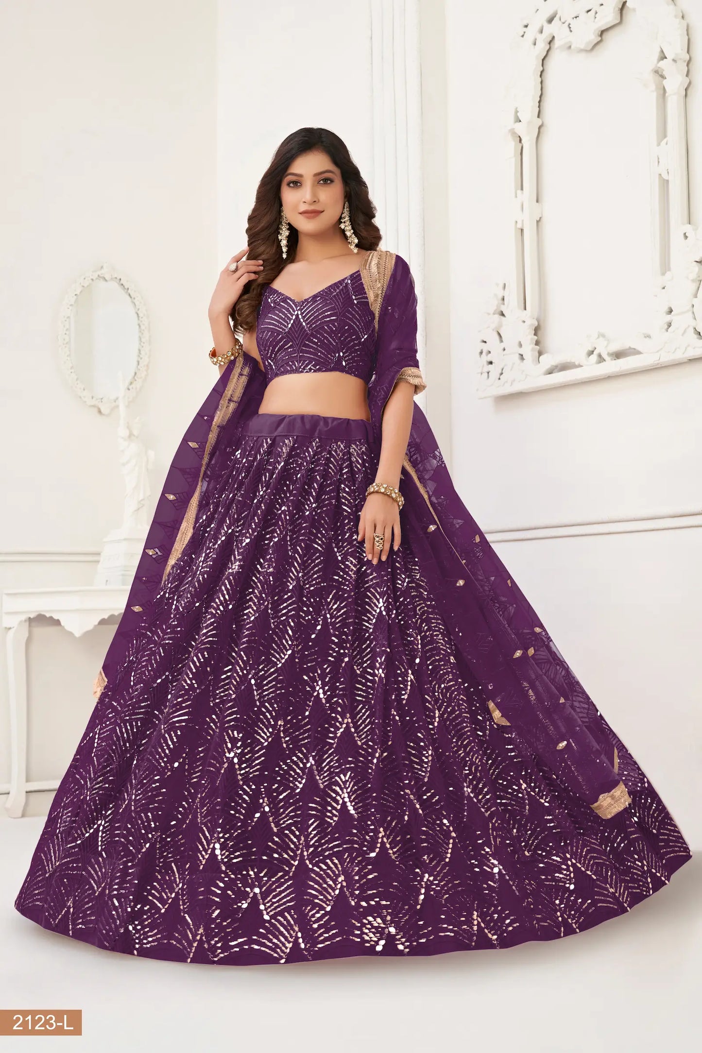 Traubenvioletter Netz-Lehenga-Choli mit Fadenstickerei, Spiegelarbeit und Paillettenstickerei