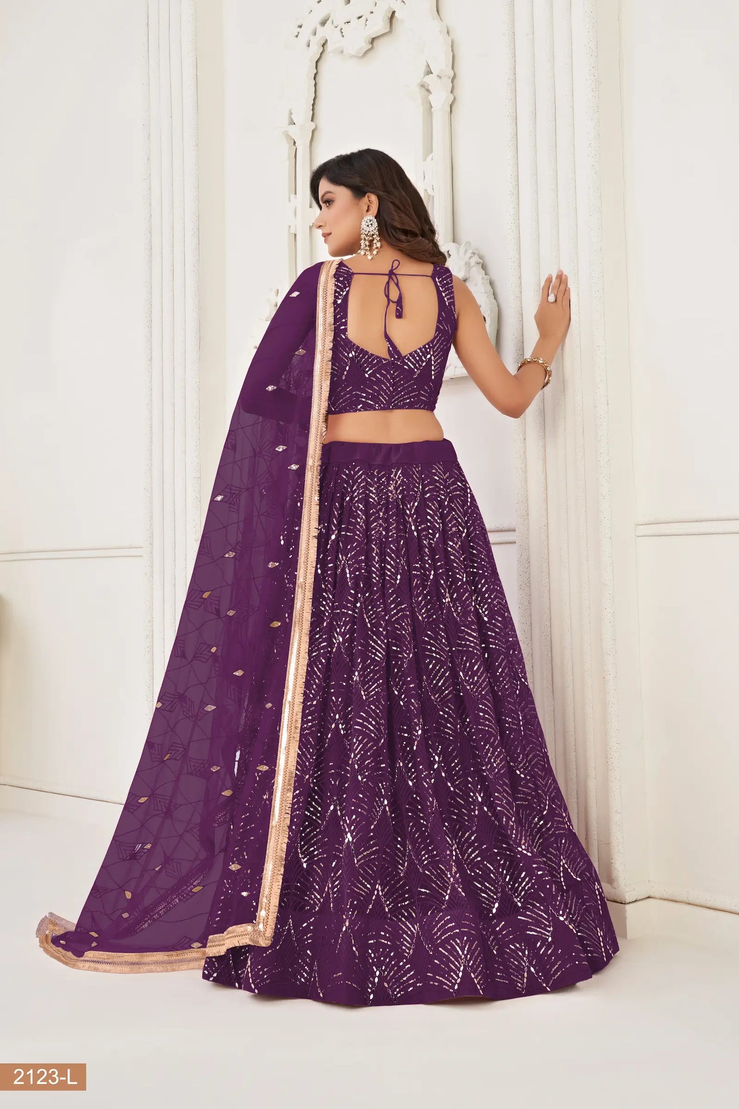Traubenvioletter Netz-Lehenga-Choli mit Fadenstickerei, Spiegelarbeit und Paillettenstickerei