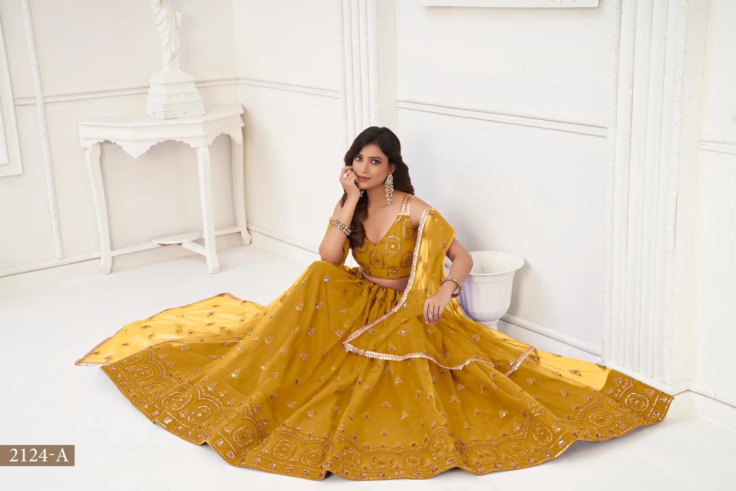 Lehenga Choli en filet moutarde avec broderie en fil et travail de sequins