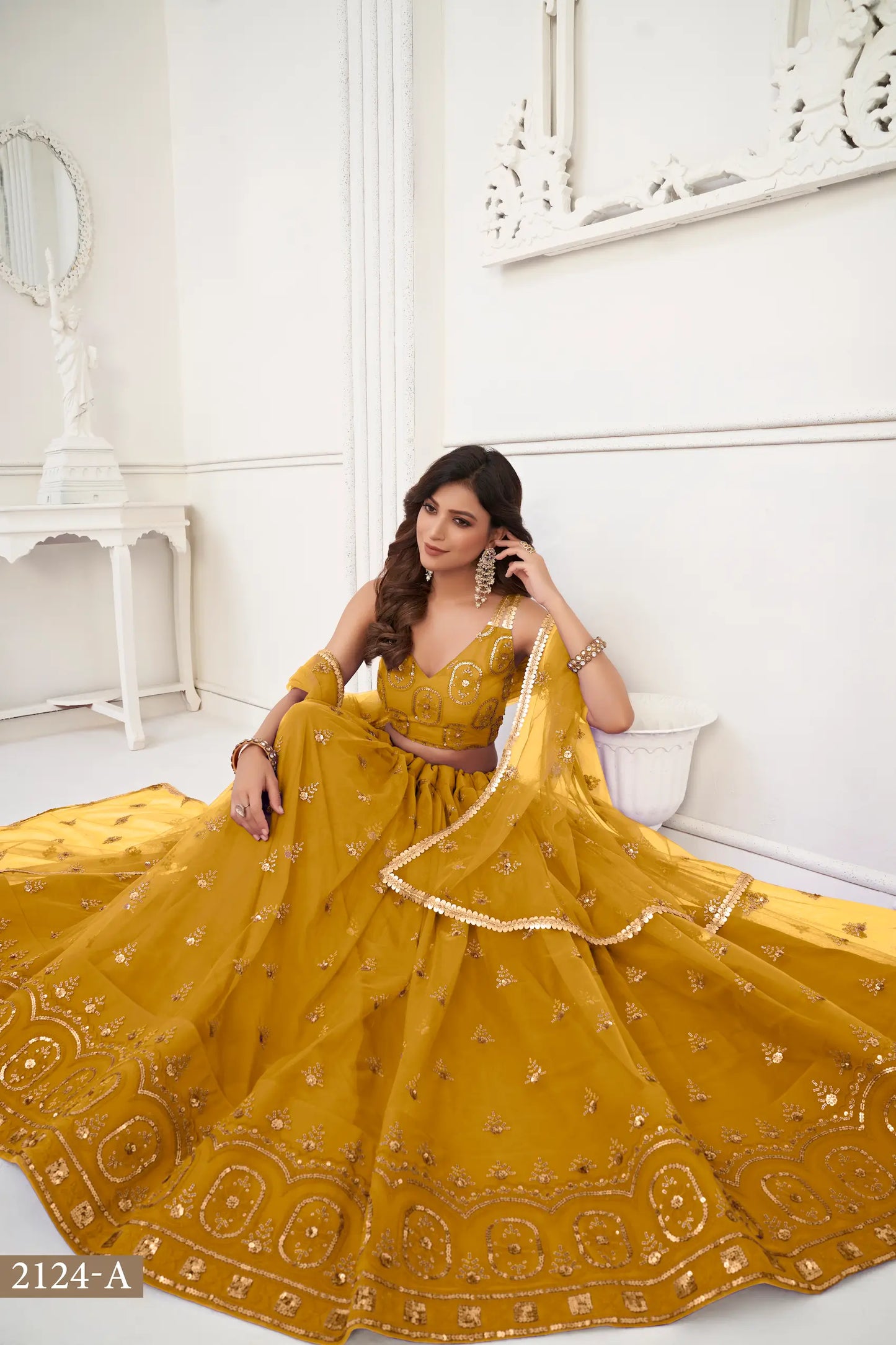 Lehenga Choli en filet moutarde avec broderie en fil et travail de sequins