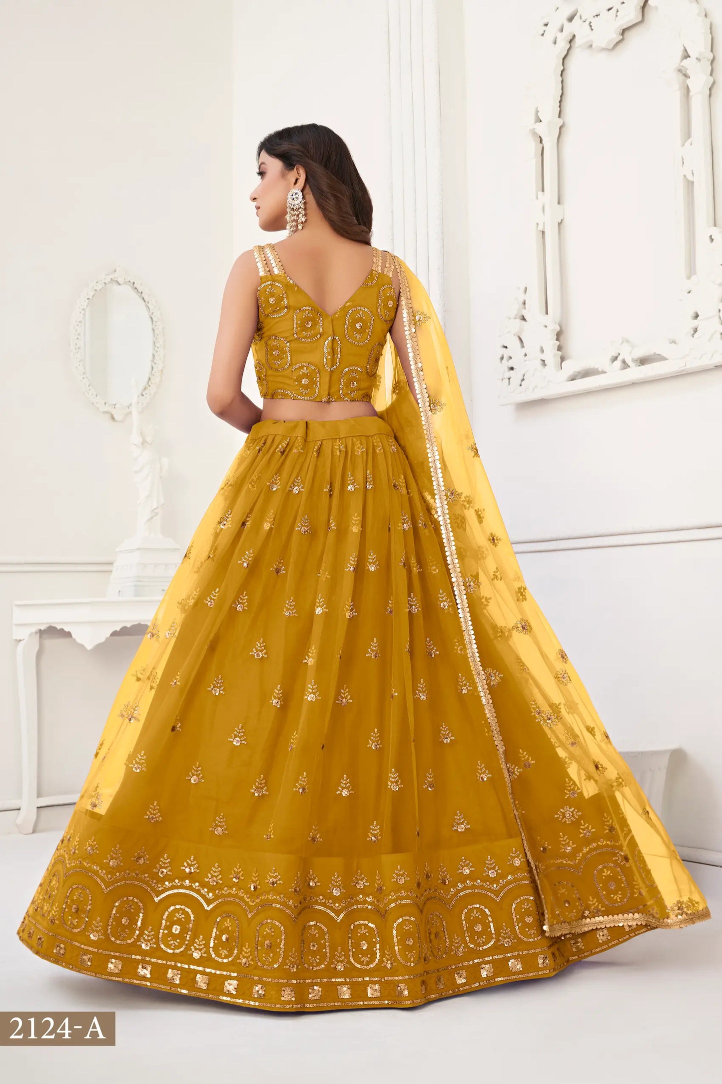 Lehenga Choli en filet moutarde avec broderie en fil et travail de sequins