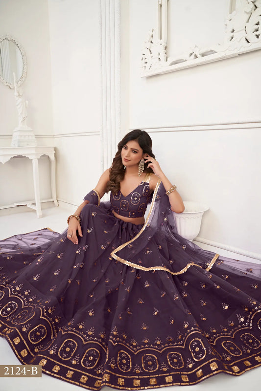 Dunkelvioletter Netz-Lehenga-Choli mit Fadenstickerei und Paillettenstickerei