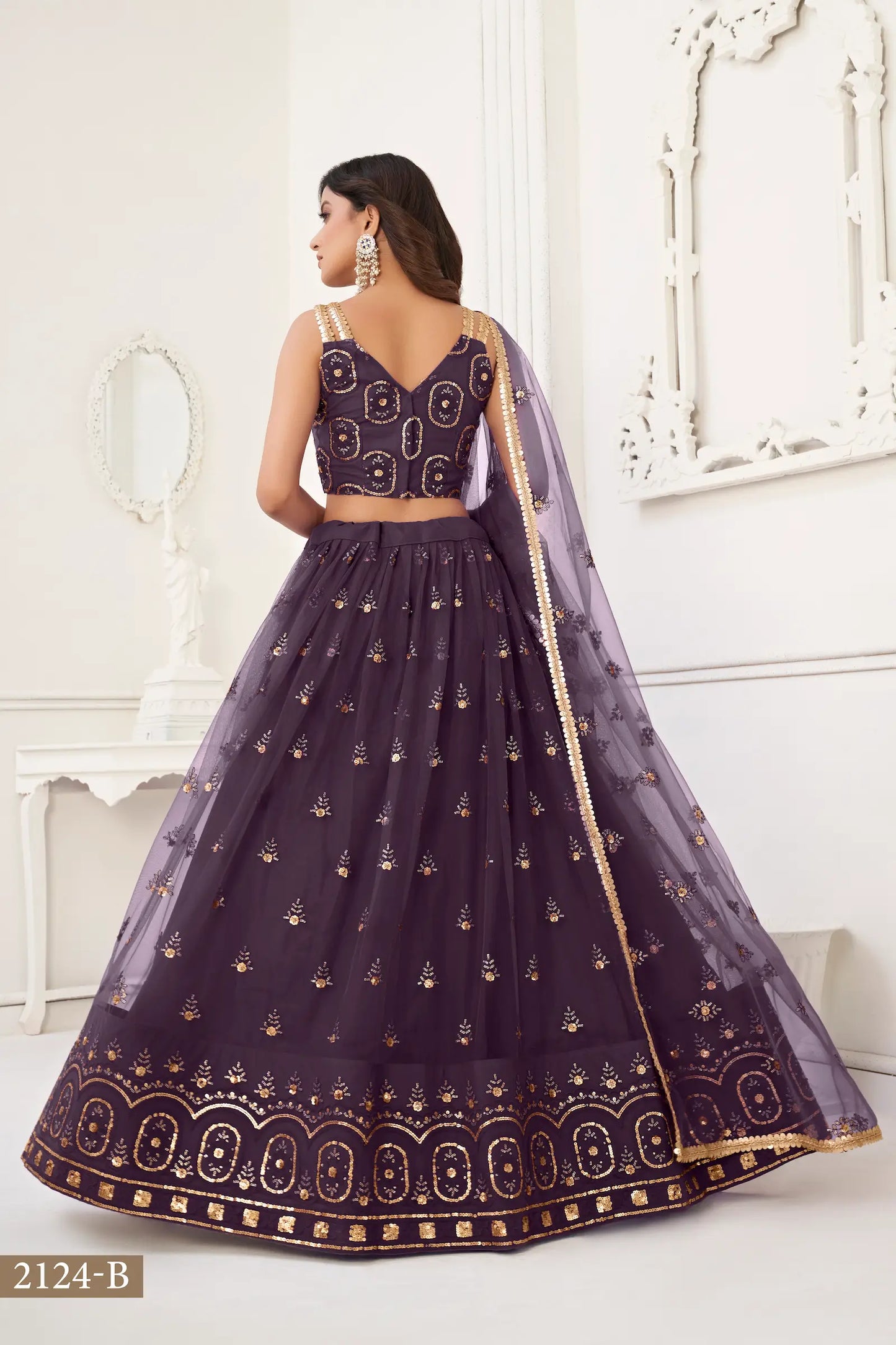 Dunkelvioletter Netz-Lehenga-Choli mit Fadenstickerei und Paillettenstickerei