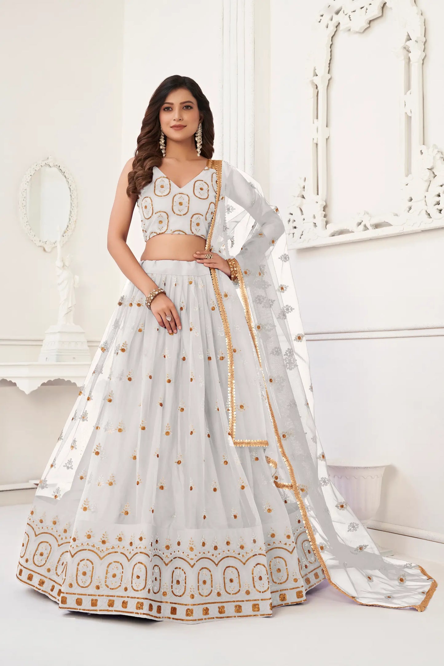 Lehenga Choli en filet blanc cassé avec broderie en fil et broderie de sequins